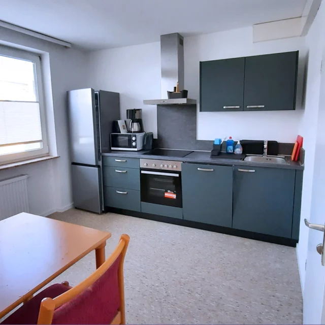 ☕🍳 Kochen, genießen, gemeinsam sein
Die Küche der Ferienwohnung ist modern, stilvoll und bis ins Detail durchdacht – in edlem Dunkelgrün gehalten und ausgestattet mit allem, was man braucht: Herd, Mikrowelle, Spülmaschine, Kühlschrank, Toaster, Kaffeemaschine und Wasserkocher. ✨

Durch das große Fenster fällt das Licht auf den Esstisch – mit Blick ins Dorf, wo das Leben ruhig und freundlich pulsiert. 🌿☀️
Hier beginnt der Tag mit frischem Kaffee und endet mit einem gemütlichen Essen nach einem Ausflug in die Nordpfalz.

So fühlt sich Urlaub im Maison Fasson an: modern, entspannt und einfach wunderbar wohnlich. 🏡💚
.
.
.
.
#MaisonFasson #Ferienwohnung #FerienhausNordpfalz #MaisonFassonMomente #NordpfalzEntdecken #Pfalzliebe #ModernUndGemütlich #FerienwohnungMitStil #UrlaubInDerPfalz #DesignUndWohlfühlen #gruppenhaus #ferienwohnung #donnersberg #ruppertsecken #donnersbergkreis #vacation #travel #pfalz #wandern #vintage #nordpfalz #ferienwohnung #fewo #pfälzerhöhenweg #selbstversorgerhaus #donnersbergtouristikverband #donnersbergtouristik #donnersberger_land