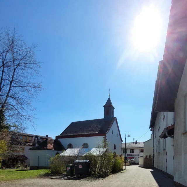 ☀️🌿 Ein Platz zum Ankommen – Maison Fasson in der Sonne
An einem stillen Ende der Straße liegt das Maison Fasson – rechts die modernen Ferienwohnungen, geradeaus das Gruppenhaus im Vintage-Stil, links der grüne Garten und die kleine Dorfkirche. 🕊️✨

Hier ist es ruhig, friedlich – kein Verkehr, nur Vogelgezwitscher und das Licht der Sonne, das Haus und Straße in warmen Glanz taucht. 💛
Ein Ort, an dem man tief durchatmet, die Zeit vergisst und einfach das Leben genießt.

Ob Urlaub mit Familie, Freunden oder als Paar – das Maison Fasson heißt seine Gäste herzlich willkommen, mitten in der Nordpfalz, wo die Sonne ein bisschen heller scheint. 🌞🏡
.
.
.
.
#MaisonFasson #Ferienwohnung #FerienhausNordpfalz #MaisonFassonMomente #NordpfalzEntdecken #Pfalzliebe #SommerSonneRuhe #UrlaubInDerPfalz #AnkommenUndWohlfühlen #MaisonFassonErleben #gruppenhaus #ferienwohnung #donnersberg #ruppertsecken #donnersbergkreis #vacation #travel #pfalz #wandern #vintage #nordpfalz #ferienwohnung #fewo #pfälzerhöhenweg #selbstversorgerhaus #donnersbergtouristikverband #donnersbergtouristik #donnersberger_land