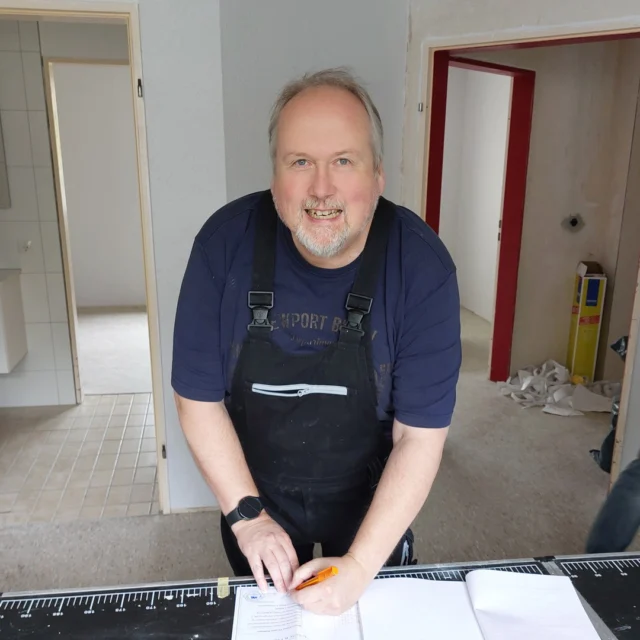 🧱📏 Mit Spaß bei der Sache – Renovierung im Maison Fasson
Thomas steht am Tapeziertisch, notiert Maße, lacht – man sieht ihm an: Hier steckt Herzblut drin. ❤️
Die alten Tapeten sind Geschichte, die neuen Räume nehmen Gestalt an. Schritt für Schritt entstehen die modernen Ferienwohnungen des Maison Fasson – heute liebevoll eingerichtet, lichtdurchflutet und bereit für Gäste. ☀️🏡

Ob mit Familie, Freunden oder zu zweit – hier trifft moderner Komfort auf die herzliche Atmosphäre unseres Hauses. Und das Beste: Die Ferienwohnungen sind fertig und können ab sofort gebucht werden! ✨
.
.
.
.
#MaisonFasson #Ferienwohnung #RenovierungMitHerz #FerienhausNordpfalz #NordpfalzEntdecken #MaisonFassonMomente #HandwerkAusLiebe #UrlaubInDerPfalz #Pfalzliebe #Ferienzeit #gruppenhaus #ferienwohnung #donnersberg #ruppertsecken #donnersbergkreis #vacation #travel #pfalz #wandern #vintage #nordpfalz #ferienwohnung #fewo #pfälzerhöhenweg #selbstversorgerhaus #donnersbergtouristikverband #donnersbergtouristik #donnersberger_land