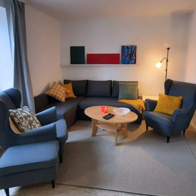 🛋️✨ Willkommen im neuen Wohnzimmer der Ferienwohnung
Hier trifft moderner Komfort auf Wohlfühlatmosphäre – helle Wände, klare Linien und gemütliche Sitzplätze laden zum Ankommen ein. ☀️💛
Das Ecksofa und die Ohrensessel mit bunten Kissen schaffen einen Ort zum Entspannen, Reden oder einfach nur Genießen.

An den Wänden hängen abstrakte Kunstwerke einer befreundeten Künstlerin – jedes ein Unikat, das dem Raum seine besondere Note verleiht (und wer mag, darf sie sogar erwerben 🎨).

Ein Raum zum Durchatmen, modern gestaltet und mit Liebe eingerichtet – so fühlt sich Urlaub im Maison Fasson an. 🏡✨
.
.
.
.
#MaisonFasson #Ferienwohnung #ModernesWohnen #FerienhausNordpfalz #MaisonFassonMomente #NordpfalzEntdecken #Pfalzliebe #Wohninspiration #DesignUndWohlfühlen #UrlaubInDerPfalz #gruppenhaus #ferienwohnung #donnersberg #ruppertsecken #donnersbergkreis #vacation #travel #pfalz #wandern #vintage #nordpfalz #ferienwohnung #fewo #pfälzerhöhenweg #selbstversorgerhaus #donnersbergtouristikverband #donnersbergtouristik #donnersberger_land