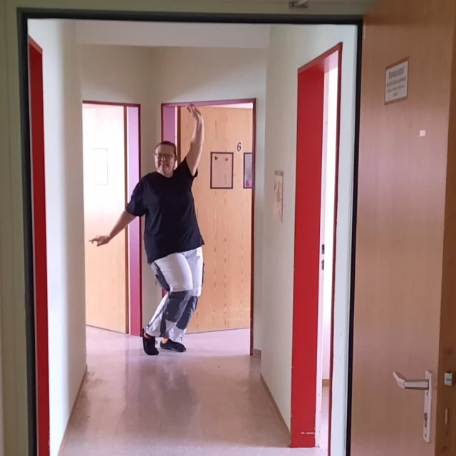 🪚🎨 Neues entsteht im Maison Fasson
Noch steht Dorit im alten Flur – die Wände warten auf frische Farbe, die Böden auf neues Leben. Doch wer Dorit kennt, weiß: Hier wird bald etwas ganz Besonderes entstehen. 💛

Mit einem Lächeln und ihrer Erfahrung als Malermeisterin plant sie die Umgestaltung der Räume zu den modernen Ferienwohnungen des Maison Fasson. ✨
Neben dem liebevoll im Vintage-Stil gestalteten Gruppenhaus sind hier zwei helle, moderne Rückzugsorte entstanden – perfekt für Familien, Paare oder Freundesgruppen, die Komfort und Stil schätzen.

Die Vorfreude ist spürbar – der Anfang eines neuen Kapitels. 🏡💚
Die Ferienwohnungen können über die Maison Fasson Website gebucht werden. 
.
.
.
.
#MaisonFasson #Ferienwohnung #Renovierung #NordpfalzEntdecken #FerienhausNordpfalz #MaisonFassonMomente #Malermeisterin #Pfalzliebe #Neuanfang #UrlaubInDerPfalz #gruppenhaus #ferienwohnung #donnersberg #ruppertsecken #donnersbergkreis #vacation #travel #pfalz #wandern #vintage #nordpfalz #ferienwohnung #fewo #pfälzerhöhenweg #selbstversorgerhaus #donnersbergtouristikverband #donnersbergtouristik #donnersberger_land