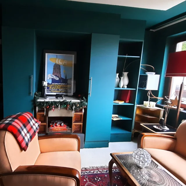 📖 Ein Ort zum Verweilen – Die Bibliothek im Maison Fasson

Manchmal entstehen besondere Räume aus einer einfachen Idee – dem Wunsch nach Ruhe, Inspiration und Wärme. So entstand im Maison Fasson unsere Bibliothek: ein Ort zum Lesen, Träumen, Nachdenken und Ankommen. 🍎📚⚖️

Im Maison Fasson ist ein neuer Lieblingsort entstanden – unsere Bibliothek.
Hier trifft das warme Petrolgrün der Wände auf den Glanz des Kamins, in dem das Feuer leise knistert. In den Regalen warten Bücher darauf, entdeckt zu werden, während das goldgelbe Sofa und die gemütlichen Sessel zu einem Moment der Ruhe einladen. ☕📚 🫖

Ein Raum, der Geschichten bewahrt – und neue entstehen lässt. Perfekt, um nach einem Tag in der Nordpfälzer Natur den Abend bei einem Glas Wein am Feuer ausklingen zu lassen. ✨✨

#MaisonFasson #Bibliothek #Leseglück #GemütlichWieZuhause #VintageCharme #Nordpfalz #Entschleunigung #Wohlfühlort #gruppenhaus #ferienwohnung #donnersberg #ruppertsecken #donnersbergkreis #vacation #travel #pfalz #wandern #vintage #nordpfalz #ferienwohnung #fewo #pfälzerhöhenweg #selbstversorgerhaus #donnersbergtouristikverband #donnersbergtouristik #donnersberger_land