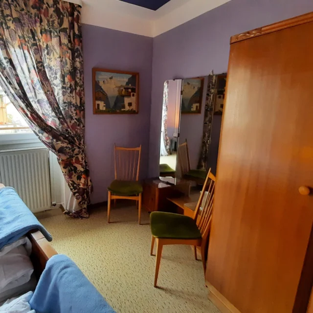 ✨ Vom Traum zur Wirklichkeit – das fertige Wisteria-Zimmer

Aus einer Idee wurde ein Ort voller Atmosphäre: Das Wisteria-Zimmer erstrahlt heute in edlen Violetttönen, die Ruhe und Tiefe ausstrahlen. 💜
Der Blick fällt auf den Schminktisch mit großem Spiegel, der das Licht einfängt, daneben der alte Schrank und das gemütliche Doppelbett – jedes Stück ein liebevoll ausgewähltes Vintage-Möbel. 🌿

Überall im Raum finden sich kleine Hinweise auf das Thema Fliegerei – Bilder, Modelle, Erinnerungen an den Traum, die Welt von oben zu sehen. ✈️
Ein Zimmer, das Geschichten erzählt und zum Träumen einlädt – wie das ganze Maison Fasson, das mit Herz, Stil und Handwerkskunst gestaltet wurde. 🏡✨

Gerade jetzt im Advent ist es der perfekte Ort, um mit Freunden oder Familie Zeit zu verbringen – warm, besonders und einfach unvergesslich. 💛

#MaisonFasson #WisteriaZimmer #VintageCharme #FerienhausNordpfalz #MaisonFassonMomente #NordpfalzErleben #Adventszeit #Winterzauber #RenovierungMitLiebe #UrlaubMitHerz #Fliegerei #gruppenhaus #ferienwohnung #donnersberg #ruppertsecken #donnersbergkreis #vacation #travel #pfalz #wandern #vintage #nordpfalz #ferienwohnung #fewo #pfälzerhöhenweg #selbstversorgerhaus #donnersbergtouristikverband #donnersbergtouristik #donnersberger_land