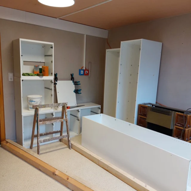 🪚 Schritt für Schritt zur Bibliothek – der Aufbau beginnt

Die Bibliothek nimmt Gestalt an! 📖✨
Auf dem Bild sieht man, wie die Regale Stück für Stück aufgebaut werden – noch in schlichtem Weiß, aber schon jetzt lässt sich erkennen, wie schön der Raum einmal wirken wird. Der Kamin steht bereits bereit, um später für Wärme und Behaglichkeit zu sorgen 🔥.

Bald wird alles im Farbkonzept „Petrolgrün“ erstrahlen – ein Ton, der Tiefe, Ruhe und Eleganz vereint. Schritt für Schritt entsteht hier ein Ort zum Träumen, Lesen und Entspannen. 💚📚
.
.
.
.
#MaisonFasson #Bibliothek #RenovierungMitHerz #Petrolgrün #VintageCharme #Lesefreude #Nordpfalz #Handgemacht #gruppenhaus #ferienwohnung #donnersberg #ruppertsecken #donnersbergkreis #vacation #travel #pfalz #wandern #vintage #nordpfalz #ferienwohnung #fewo #pfälzerhöhenweg #selbstversorgerhaus #donnersbergtouristikverband #donnersbergtouristik #donnersberger_land