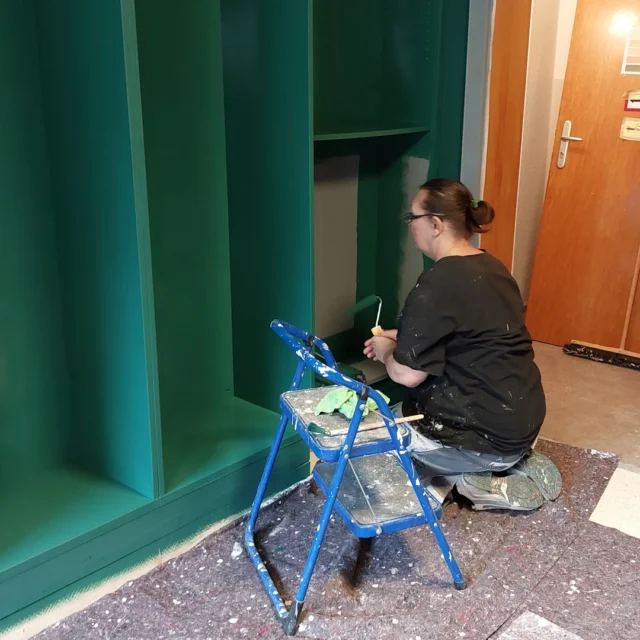 🎨 Farbe, Herzblut & Vorfreude – Dorit gestaltet die Bibliothek

Mit konzentriertem Blick und ruhiger Hand trägt Dorit das Petrolgrün auf die Regale auf. 💚 Der Raum beginnt zu leuchten, die Farbe erfüllt ihn mit Wärme und Tiefe – man spürt schon jetzt, wie gemütlich die Bibliothek einmal sein wird.

Vielleicht denkt Dorit beim Streichen daran, wie später Gäste hier sitzen werden – eingehüllt in eine Decke, mit einem guten Buch 📖 und einer Tasse Tee ☕ in der Hand, während draußen der Wind um das Maison Fasson weht.

Ein Ort zum Ankommen. Zum Abschalten. Zum Träumen. 🌿✨
.
.
.
.
#MaisonFasson #Bibliothek #RenovierungMitLiebe #Petrolgrün #Lesefreude #Gemütlichkeit #VintageCharme #NordpfalzErleben #gruppenhaus #ferienwohnung #donnersberg #ruppertsecken #donnersbergkreis #vacation #travel #pfalz #wandern #vintage #nordpfalz #ferienwohnung #fewo #pfälzerhöhenweg #selbstversorgerhaus #donnersbergtouristikverband #donnersbergtouristik #donnersberger_land