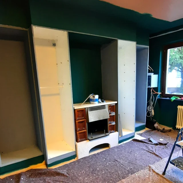 🔥 Ein Platz zum Verweilen – die Bibliothek nimmt Gestalt an

Die Regale erstrahlen nun in edlem Petrolgrün, der Kamin ist eingebaut und wartet darauf, das erste Feuer zu empfangen. ✨ Über ihm entsteht eine Nische – perfekt für das große Bild, das Dorit ausgesucht hat, um dem Raum seine Seele zu geben. 🎨

Schon jetzt kann man sich vorstellen, wie Gäste hier sitzen, den Blick über die Bücher schweifen lassen, das Knistern des Feuers hören und den Duft von Holz und Wärme genießen. 📖🍷
Ein Raum, der Geschichten sammelt – alte, neue und all jene, die unsere Gäste hier selbst schreiben. 💚
.
.
.
.
#MaisonFasson #Bibliothek #GemütlichkeitPur #Petrolgrün #Lesefreude #VintageCharme #NordpfalzErleben #Kaminfeuer #UrlaubMitCharme #gruppenhaus #ferienwohnung #donnersberg #ruppertsecken #donnersbergkreis #vacation #travel #pfalz #wandern #vintage #nordpfalz #ferienwohnung #fewo #pfälzerhöhenweg #selbstversorgerhaus #donnersbergtouristikverband #donnersbergtouristik #donnersberger_land