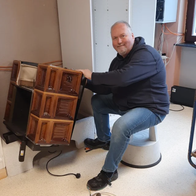 🔨 Handwerk mit Herz – der Kamin erwacht zum Leben

Bevor in der Bibliothek das Feuer so gemütlich flackern konnte, musste natürlich einiges getan werden. Hier sieht man Thomas vom Maison Fasson bei der Arbeit 🔧 – mit Geduld und Leidenschaft repariert er den alten Kamin, der später das Herzstück des Raumes werden sollte.

Ein knisterndes Feuer gehört einfach dazu – es schenkt Wärme, Geborgenheit und macht die Bibliothek zu einem Ort, an dem man am liebsten stundenlang bleiben möchte. 🔥📖✨
.
.
.
.
#MaisonFasson #RenovierungMitLeidenschaft #Bibliothek #Kaminfeuer #GemütlichWieZuhause #VintageCharme #Handwerk #Nordpfalz #gruppenhaus #ferienwohnung #donnersberg #ruppertsecken #donnersbergkreis #vacation #travel #pfalz #wandern #vintage #nordpfalz #ferienwohnung #fewo #pfälzerhöhenweg #selbstversorgerhaus #donnersbergtouristikverband #donnersbergtouristik #donnersberger_land