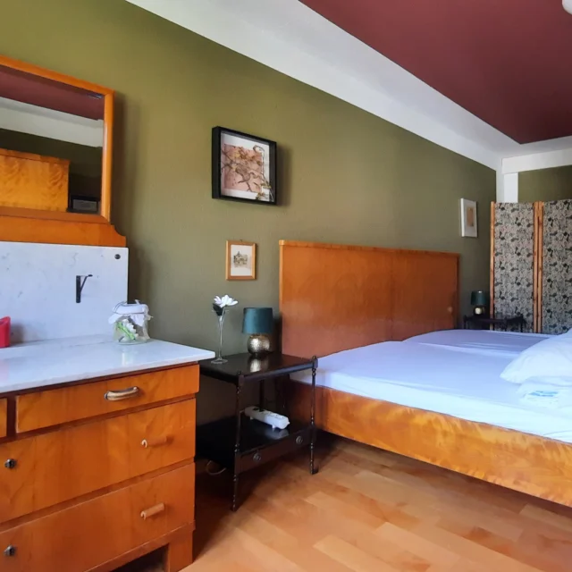 💚 Das Pfaffenhütchenzimmer – Vintage trifft Farbe & Stil

Im Pfaffenhütchenzimmer verbinden sich Grün und Brombeerrot zu einem Raum voller Charakter und Wärme. ✨
Das vintage Bett und der klassische Waschtisch mit Marmorplatte und Spiegel erinnern an vergangene Zeiten, während der Paravent mit Stoff im Muster der Vorhänge den modernen Waschbereich elegant verbirgt. 🌸

Auf dem zweiten Bild fällt der Blick über das Bett zu einer charmanten Sitzgruppe aus den 1950er-Jahren – zwei Stühle und ein Nierentisch, perfekt für ein leises Gespräch, eine Tasse Kaffee oder ein gutes Buch. ☕📖

Wie jedes Zimmer im Maison Fasson trägt auch dieses seine eigene Geschichte und Farbwelt – inspiriert von der Pflanze, die ihm seinen Namen gibt. 💚💜
Und das Beste: Das Gruppenhaus ist vollständig renoviert und kann gebucht werden – für alle, die ein Zuhause mit Seele suchen. 🏡✨

#MaisonFasson #Pfaffenhütchenzimmer #VintageCharme #FarbenMitBedeutung #FerienhausNordpfalz #MaisonFassonMomente #NordpfalzErleben #DesignMitHerz #Brombeerrot #UrlaubMitStil #gruppenhaus #ferienwohnung #donnersberg #ruppertsecken #donnersbergkreis #vacation #travel #pfalz #wandern #vintage #nordpfalz #ferienwohnung #fewo #pfälzerhöhenweg #selbstversorgerhaus #donnersbergtouristikverband #donnersbergtouristik #donnersberger_land