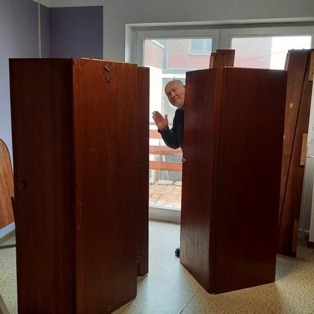 👋 Ein kleiner Gruß aus dem Maison Fasson

Hinter einem Schrankteil lugt Thomas hervor und winkt – als wollte er fragen:
„Na, hat euch unser Rundgang durch das Maison Fasson gefallen?“ 😊✨

Zwischen all den liebevoll gestalteten Zimmern, den Farben, Möbeln und Geschichten spürt man, wie viel Herzblut hier steckt.
Thomas freut sich sichtlich über das Ergebnis – und noch mehr darauf, Gäste im Maison Fasson willkommen zu heißen. 💛

Denn jedes Zimmer, jede Ecke und jedes Detail wurde mit Liebe gestaltet – damit Familien, Freunde und Gruppen hier gemeinsam eine unvergessliche Zeit erleben können. 🌿🏡

#MaisonFasson #FerienhausNordpfalz #MaisonFassonMomente #NordpfalzErleben #VintageCharme #Willkommen #UrlaubMitHerz #RenovierungMitLiebe #Pfalzliebe #GemeinsamZeitVerbringen #gruppenhaus #ferienwohnung #donnersberg #ruppertsecken #donnersbergkreis #vacation #travel #pfalz #wandern #vintage #nordpfalz #ferienwohnung #fewo #pfälzerhöhenweg #selbstversorgerhaus #donnersbergtouristikverband #donnersbergtouristik #donnersberger_land