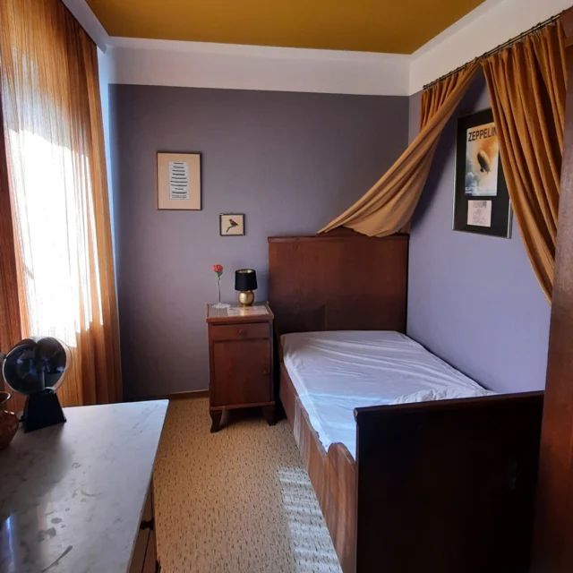 🌿✨ Einleitung zur Serie: Einblicke in das Gruppenhaus Maison Fasson

Das Gruppenhaus Maison Fasson – mit viel Liebe renoviert, voller Geschichten, Farben und Charakter. 🏡
Jedes Zimmer trägt den Namen einer Pflanze, deren Farben und Stimmung sich im Raum widerspiegeln.
Heute nehmen wir euch mit in das Nachtschattenzimmer – ein Ort, an dem Fantasie, Geschichte und Gemütlichkeit aufeinandertreffen. 💜

💜 Das Nachtschattenzimmer – ein Hauch von Magie & Geschichte

Im Nachtschattenzimmer treffen kräftige Violetttöne auf eine goldgelbe Decke, die den Raum in warmes Licht taucht. ✨
Ein vintage Bett mit einem zarten Vorhang als Himmel, der alte Waschtisch mit Marmorplatte und der Spiegel erzählen Geschichten vergangener Zeiten.

Die Dekoration erinnert an die Faszination der Luftschiffe – Bilder, Modelle und kleine Details wecken die Sehnsucht nach Fernweh und Abenteuer. 🎈🌍
So entsteht eine Atmosphäre zwischen Träumen und Geschichte – ein Ort zum Staunen, Entspannen und Wohlfühlen. 💜

Das Gruppenhaus Maison Fasson ist vollständig renoviert und kann gebucht werden – perfekt für Familien, Freunde oder Gruppen, die das Besondere suchen. 🏡💛

#MaisonFasson #Nachtschattenzimmer #VintageCharme #RenovierungMitHerz #FerienhausNordpfalz #NordpfalzEntdecken #MaisonFassonMomente #FarbenMitGeschichte #Luftschiffe #UrlaubMitStil #gruppenhaus #ferienwohnung #donnersberg #ruppertsecken #donnersbergkreis #vacation #travel #pfalz #wandern #vintage #nordpfalz #ferienwohnung #fewo #pfälzerhöhenweg #selbstversorgerhaus #donnersbergtouristikverband #donnersbergtouristik #donnersberger_land