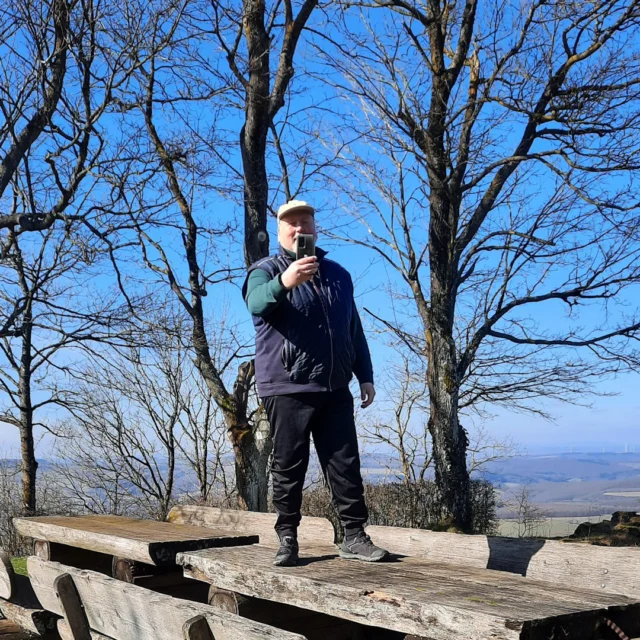 ☀️❄️ Winterpause mit Aussicht – Picknickplatz auf dem Schlossberg

Auch im Winter lohnt sich der Weg hinauf zum Schlossberg in Ruppertsecken – der Sonne ganz nah, mit weitem Blick über das Nordpfälzer Land. 🌄✨
Hier steht Thomas vom Maison Fasson auf dem großen Picknicktisch aus massiven Holzbalken, das Handy in der Hand, um diesen Moment festzuhalten. 📸

Die Luft ist klar, der Himmel strahlend blau, und die Stille des Winters liegt über den Bäumen. 🌬️🌳
Der Picknickplatz ist selbst in der kalten Jahreszeit ein wunderbarer Ort für eine kleine Pause – für heißen Tee aus der Thermoskanne, ein paar Sonnenstrahlen im Gesicht und den Gedanken, dass der Winter seine ganz eigene Schönheit hat. 💛

Nach der Wanderung geht’s zurück ins warme Maison Fasson – wo Kamin, Gemütlichkeit und Gesellschaft schon warten. 🏡🔥

#MaisonFasson #Winterwandern #SchlossbergRuppertsecken #NordpfalzErleben #MaisonFassonMomente #Winterzauber #FerienhausNordpfalz #Pfalzliebe #NeugierigAufDenWinter #GemeinsamZeitVerbringen #gruppenhaus #ferienwohnung #donnersberg #ruppertsecken #donnersbergkreis #vacation #travel #pfalz #wandern #vintage #nordpfalz #ferienwohnung #fewo #pfälzerhöhenweg #selbstversorgerhaus #donnersbergtouristikverband #donnersbergtouristik #donnersberger_land