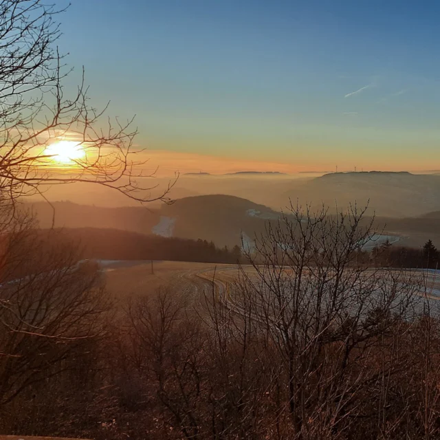 🌅❄️ Winterabend über der Nordpfalz – ein Moment zum Innehalten

Die Sonne sinkt langsam hinter die schneebedeckten Hügel, ihr goldenes Licht taucht die Landschaft in ein leises Glühen. ✨
Vom Schlossberg aus schweift der Blick weit über das Nordpfälzer Land – friedlich, klar und romantisch zugleich. 🌄💛

Es ist einer dieser Augenblicke, in denen die Zeit stillzustehen scheint. Man atmet die kalte Luft, hört den Schnee unter den Füßen knirschen und spürt, wie schön es ist, einfach hier zu sein. 🌬️

Nach solchen Momenten kehrt man gern zurück ins warme Maison Fasson – wo Kaminfeuer, Licht und Gemeinschaft warten. 🏡🔥
Hier wird der Winter zu einer Jahreszeit voller Geborgenheit, Freundschaft und stiller Freude.

#MaisonFasson #Winterzauber #NordpfalzErleben #MaisonFassonMomente #FerienhausNordpfalz #SchlossbergRuppertsecken #Pfalzliebe #NeugierigAufDenWinter #Wintersonne #GemeinsamZeitVerbringen #gruppenhaus #ferienwohnung #donnersberg #ruppertsecken #donnersbergkreis #vacation #travel #pfalz #wandern #vintage #nordpfalz #ferienwohnung #fewo #pfälzerhöhenweg #selbstversorgerhaus #donnersbergtouristikverband #donnersbergtouristik #donnersberger_land