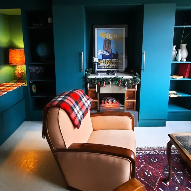 🔥📚 Zurück im Warmen – Wintermomente in der Bibliothek

Nach einer Winterwanderung durch die Nordpfalz gibt es kaum etwas Schöneres, als in die Bibliothek des Maison Fasson zurückzukehren. ❄️✨
Der Kamin glimmt leise, Bücherregale rahmen das Feuer ein, und im gemütlichen Sessel kann man die Hände an einer Tasse Tee wärmen. ☕💛

Hier treffen sich Familien und Freunde, erzählen von ihrem Tag, schmökern in spannenden Büchern oder spielen gemeinsam eines der vielen Brettspiele, die in den Schränken auf neue Runden warten. 🎲📖

Draußen tanzen Schneeflocken, drinnen klingt Lachen.
Es ist dieser besondere Moment, in dem man spürt: Der Winter darf ruhig ein bisschen länger dauern. 🌿🏡

#MaisonFasson #Winterzauber #Bibliothek #Kaminfeuer #FerienhausNordpfalz #MaisonFassonMomente #GemeinsamZeitVerbringen #NordpfalzErleben #WinterImMaisonFasson #GemütlichWieZuhause #NeugierigAufDenWinter #gruppenhaus #ferienwohnung #donnersberg #ruppertsecken #donnersbergkreis #vacation #travel #pfalz #wandern #vintage #nordpfalz #ferienwohnung #fewo #pfälzerhöhenweg #selbstversorgerhaus #donnersbergtouristikverband #donnersbergtouristik #donnersberger_land