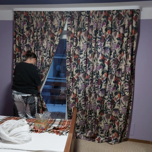 💜🪡 Letzte Handgriffe – wenn ein Zimmer zu leuchten beginnt

Mit ruhiger Hand hängt Dorit den neuen Vorhang auf – der Stoff schimmert in den Farben des Zimmers, violett und golden, verziert mit exotischen Früchten, die leise an ferne Länder und Abenteuer erinnern. 🍈✈️

Es ist einer dieser Momente, in denen ein Raum zu atmen beginnt.
Das Licht fällt durch den Stoff, tanzt an den Wänden, und man spürt: Das Wisteria-Zimmer ist fertig, bereit, Gäste willkommen zu heißen. 🌿

Im Maison Fasson sind es genau diese liebevollen, handgemachten Details, die jedes Zimmer besonders machen – mit Herz gestaltet, mit Gefühl vollendet. 🏡💛

#MaisonFasson #WisteriaZimmer #RenovierungMitLiebe #MaisonFassonMomente #VintageCharme #FerienhausNordpfalz #NordpfalzErleben #UrlaubMitHerz #Adventszeit #Fliegerei #FarbenMitGefühl #gruppenhaus #ferienwohnung #donnersberg #ruppertsecken #donnersbergkreis #vacation #travel #pfalz #wandern #vintage #nordpfalz #ferienwohnung #fewo #pfälzerhöhenweg #selbstversorgerhaus #donnersbergtouristikverband #donnersbergtouristik #donnersberger_land