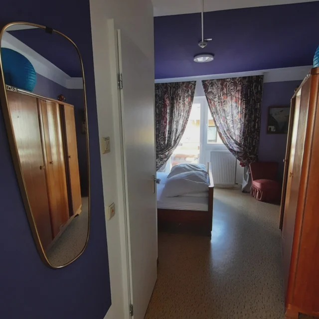 💜 Das Wisteria-Zimmer – ein Traum zwischen Himmel & Geschichte

Sanfte Violetttöne, warmes Licht und liebevoll restaurierte Vintage-Möbel – das Wisteria-Zimmer im Maison Fasson ist ein Raum, der sofort verzaubert. ✨
Im Spiegel an der Wand spiegelt sich die ganze Atmosphäre: die zarten Vorhänge an der Balkontür, das Licht, das durchs Fenster fällt, und die feinen Details, die den Raum besonders machen.

Die Dekoration erzählt vom Traum des Fliegens – kleine Erinnerungen an die Anfänge der Luftfahrt, an Abenteuer und Freiheit. ✈️
Ein Ort zum Träumen, Entspannen und Staunen – perfekt für gemütliche Wintertage oder einen besonderen Adventsausflug in die Nordpfalz. ❄️🏡

Das Maison Fasson ist liebevoll renoviert und im Advent noch buchbar – für alle, die eine Auszeit voller Wärme, Stil und Geschichte suchen. 💛

#MaisonFasson #WisteriaZimmer #VintageCharme #FerienhausNordpfalz #MaisonFassonMomente #NordpfalzErleben #Adventszeit #UrlaubMitHerz #Winterzauber #RenovierungMitLiebe #gruppenhaus #ferienwohnung #donnersberg #ruppertsecken #donnersbergkreis #vacation #travel #pfalz #wandern #vintage #nordpfalz #ferienwohnung #fewo #pfälzerhöhenweg #selbstversorgerhaus #donnersbergtouristikverband #donnersbergtouristik #donnersberger_land