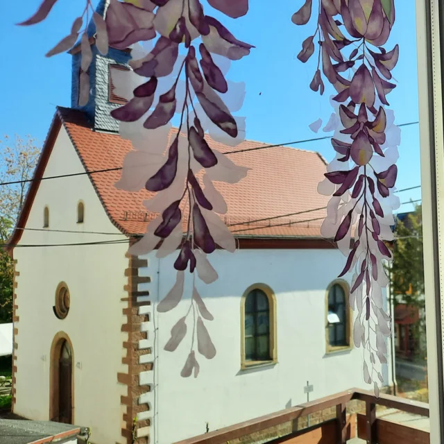 🌸☀️ Wisteria & Wintersonne – der Blick nach draußen

Durch das Fenster fällt die Wintersonne ins Zimmer, taucht alles in warmes Licht. ✨
Auf den Scheiben blühen Wisteria-Blüten, die Dorit liebevoll aufgeklebt hat – ein kleines Detail, das das Thema des Zimmers aufgreift und ihm seine Seele verleiht. 💜

Draußen, gegenüber, steht die kleine Kirche von Ruppertsecken, das Herz des Dorfes.
Hier beginnt und endet jeder Tag mit Ruhe, Weite und diesem besonderen Gefühl, angekommen zu sein. 🌿

Vom Maison Fasson aus öffnet sich der Blick auf eine Welt, in der Geschichte, Handwerk und Herzlichkeit zusammenfinden – perfekt für alle, die im Advent oder Winter ein Zuhause auf Zeit suchen. 🏡❄️

#MaisonFasson #WisteriaZimmer #NordpfalzErleben #MaisonFassonMomente #FerienhausNordpfalz #VintageCharme #Adventszeit #UrlaubMitHerz #Winterzauber #Ruppertsecken #LiebeZumDetail #gruppenhaus #ferienwohnung #donnersberg #ruppertsecken #donnersbergkreis #vacation #travel #pfalz #wandern #vintage #nordpfalz #ferienwohnung #fewo #pfälzerhöhenweg #selbstversorgerhaus #donnersbergtouristikverband #donnersbergtouristik #donnersberger_land