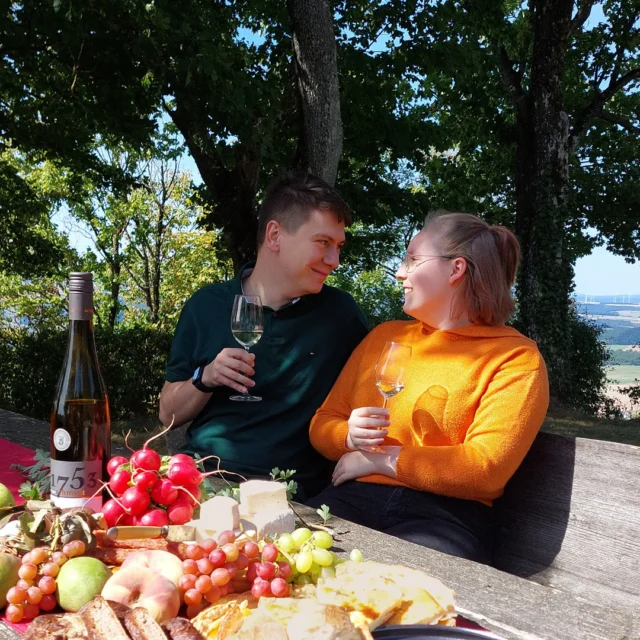 🌞🍷 Spätsommer in der Nordpfalz – Genussmomente rund ums Maison Fasson

Der Spätsommer taucht die Landschaft in goldenes Licht, die Sonne scheint warm vom blauen Himmel, und rund um Ruppertsecken wird jede Wanderung zum kleinen Fest. ✨

Ein junges Paar hat sich auf dem Picknickplatz unter den alten Bäumen niedergelassen – auf dem Tisch: Pfälzer Spezialitäten und ein Glas regionaler Wein. 🍇🥖
Einfach sitzen, genießen, den Tag vergehen lassen – so fühlt sich Sommerglück an.

Zwischen den Tischen steht ein alter steinerner Wegweiser, stiller Zeuge vieler Wanderer, die hier Rast gemacht haben.
Und weiter oben zeigt ein Baum mit der Markierung des Pfälzer Höhenwegs den Weg – sein Stamm umrankt von Efeu, sein Laub sattgrün im goldenen Licht. 🌿

Rund um das Maison Fasson finden sich unzählige solcher Plätze – perfekt, um die Sonne zu genießen, Zeit mit Freunden zu verbringen und die Nordpfalz in ihrer ganzen Schönheit zu erleben. 🏡💛

#MaisonFasson #Spätsommer #PfälzerHöhenweg #NordpfalzErleben #MaisonFassonMomente #FerienhausNordpfalz #WeinUndWandern #Pfalzliebe #UrlaubMitHerz #NaturUndGenuss #gruppenhaus #ferienwohnung #donnersberg #ruppertsecken #donnersbergkreis #vacation #travel #pfalz #wandern #vintage #nordpfalz #ferienwohnung #fewo #pfälzerhöhenweg #selbstversorgerhaus #donnersbergtouristikverband #donnersbergtouristik #donnersberger_land