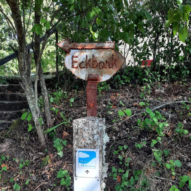 🍁 Die Eckbank – ein stiller Platz voller Geschichten

Ein schmaler Weg, ein Wegweiser mit der Plakette des Pfälzer Höhenwegs – und der Hinweis auf einen besonderen Ort: die Eckbank. 🌿
Nur ein paar Schritte weiter, zwischen alten Mauerresten und Bäumen, öffnet sich dieser kleine, lauschige Platz.

Die Bänke und der Tisch, aus Holz gefertigt und mit Liebe gestaltet, sind das Werk des Heimatvereins und eines Künstlers aus Ruppertsecken – entstanden aus Gemeinschaft, Handwerk und Verbundenheit zur Heimat. 🪵✨

Heute laden sie Wanderer ein, kurz innezuhalten. Auf dem Tisch steht ein kleines Picknick mit Pfälzer Spezialitäten und Wein, das in der Herbstsonne leuchtet. 🍷🥖
Hier, auf dem Schlossberg über Ruppertsecken, kann man sitzen, die Aussicht genießen und einfach den Moment spüren.

Und wer von hier hinabblickt, weiß: Das Maison Fasson ist nicht weit – der perfekte Ort, um nach einer Wanderung anzukommen, die Schuhe auszuziehen und den Tag am Kamin ausklingen zu lassen. 🏡💛

#MaisonFasson #PfälzerHöhenweg #Ruppertsecken #NordpfalzErleben #MaisonFassonMomente #FerienhausNordpfalz #Herbstzauber #WandernMitGenuss #Heimatliebe #UrlaubMitHerz #NaturUndGeschichte #gruppenhaus #ferienwohnung #donnersberg #ruppertsecken #donnersbergkreis #vacation #travel #pfalz #wandern #vintage #nordpfalz #ferienwohnung #fewo #pfälzerhöhenweg #selbstversorgerhaus #donnersbergtouristikverband #donnersbergtouristik #donnersberger_land