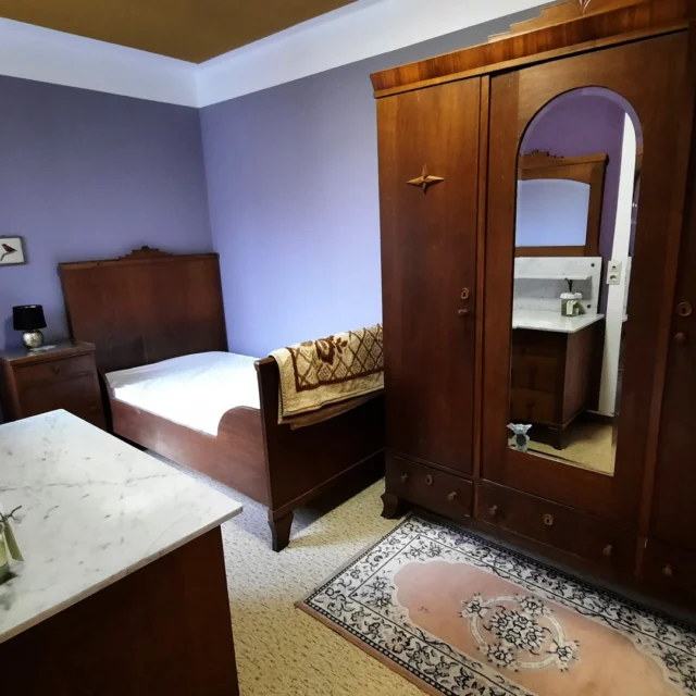 💜🌟 Das Nachtschattenzimmer – ein Hauch von Eleganz & Geschichte

Nun ist es vollendet: das Nachtschattenzimmer im Maison Fasson.
Die Wände leuchten in tiefem Violett, die Decke schimmert in warmem Goldgelb – ein Farbspiel, das Ruhe und Faszination zugleich ausstrahlt. ✨

Die Möbel aus den 1920er Jahren, aus dunkelbraunem Holz gefertigt, erzählen ihre eigenen Geschichten – jedes Stück ein Unikat, sorgfältig ausgewählt und restauriert. 🌿
Dazwischen feine Details zum Thema Zeppeline und Luftschiffe, die an den Traum vom Fliegen erinnern. ✈️💭

Hier trifft Vintage-Charme auf Stil, Geschichte auf Gemütlichkeit – ein Ort zum Entschleunigen, zum Träumen, zum Ankommen.
Das Maison Fasson ist längst fertig renoviert und kann gebucht werden – perfekt für Familien, Freunde und Gruppen, die das Besondere suchen. 🏡💛

#MaisonFasson #Nachtschattenzimmer #VintageCharme #FerienhausNordpfalz #MaisonFassonMomente #NordpfalzErleben #UrlaubMitHerz #RenovierungMitLiebe #Luftschiffe #Zeppelinträume #FarbenMitGeschichte #gruppenhaus #ferienwohnung #donnersberg #ruppertsecken #donnersbergkreis #vacation #travel #pfalz #wandern #vintage #nordpfalz #ferienwohnung #fewo #pfälzerhöhenweg #selbstversorgerhaus #donnersbergtouristikverband #donnersbergtouristik #donnersberger_land