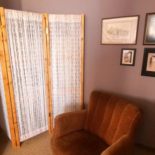 💜🌿 Kleine Rückzugsorte – der Sessel & Paravent im Nachtschattenzimmer

Im sanften Licht des Zimmers steht ein vintage Sessel, gemütlich und einladend – ein Platz, um sich fallen zu lassen, ein Buch zu lesen oder einfach den Moment zu genießen. 📖✨

Hinter ihm: der von Dorit selbst gebaute Paravent, mit feinem Spitzenstoff bezogen, der das Licht zart durchscheinen lässt.
Er fügt sich harmonisch in die violett-goldene Farbwelt des Raumes ein und verbirgt elegant den Waschbereich – praktisch, charmant und voller Stil. 🌸

Solche Details sind es, die das Maison Fasson so besonders machen: Handwerk mit Herz, Vintage mit Geschichte und Räume, die Wärme und Persönlichkeit ausstrahlen. 🏡💛

Ein Ort, an dem Freunde und Familien sich zuhause fühlen, weil jedes Stück hier mit Liebe entstanden ist. 💜

#MaisonFasson #Nachtschattenzimmer #VintageCharme #MaisonFassonMomente #FerienhausNordpfalz #NordpfalzErleben #RenovierungMitLiebe #UrlaubMitHerz #HandwerkUndHerz #FarbenMitGeschichte #Wohnideen #gruppenhaus #ferienwohnung #donnersberg #ruppertsecken #donnersbergkreis #vacation #travel #pfalz #wandern #vintage #nordpfalz #ferienwohnung #fewo #pfälzerhöhenweg #selbstversorgerhaus #donnersbergtouristikverband #donnersbergtouristik #donnersberger_land