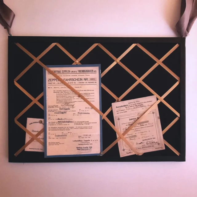 💌✈️ Erinnerungen an die Lüfte – kleine Geschichten im Nachtschattenzimmer

Manchmal sind es die kleinen Dinge, die einen Raum besonders machen. 💜
An der Wand hängt ein antiker Briefhalter, eine stoffbespannte Platte, über die feine Satinbänder gespannt sind – einst gedacht, um Briefe und Erinnerungen aufzubewahren.

Heute stecken hier alte Zeppelinfahrkarten, zart vergilbt, Spuren vergangener Reisen und Träume vom Fliegen. 🌍✨
Sie erzählen vom Aufbruch, von Abenteuerlust und vom Wunsch, die Welt aus einer neuen Perspektive zu sehen – ganz im Geist des Nachtschattenzimmers.

Im Maison Fasson sind solche Details keine Dekoration, sondern kleine Geschichten, die den Raum lebendig machen.
Sie erinnern daran, dass jedes Abenteuer mit einer Idee beginnt – manchmal nur einem Stück Papier hinter Satinbändern. 🏡💛

#MaisonFasson #Nachtschattenzimmer #VintageCharme #MaisonFassonMomente #FerienhausNordpfalz #NordpfalzErleben #RenovierungMitLiebe #UrlaubMitHerz #Luftschiffe #Zeppelinträume #FarbenMitGeschichte #gruppenhaus #ferienwohnung #donnersberg #ruppertsecken #donnersbergkreis #vacation #travel #pfalz #wandern #vintage #nordpfalz #ferienwohnung #fewo #pfälzerhöhenweg #selbstversorgerhaus #donnersbergtouristikverband #donnersbergtouristik #donnersberger_land