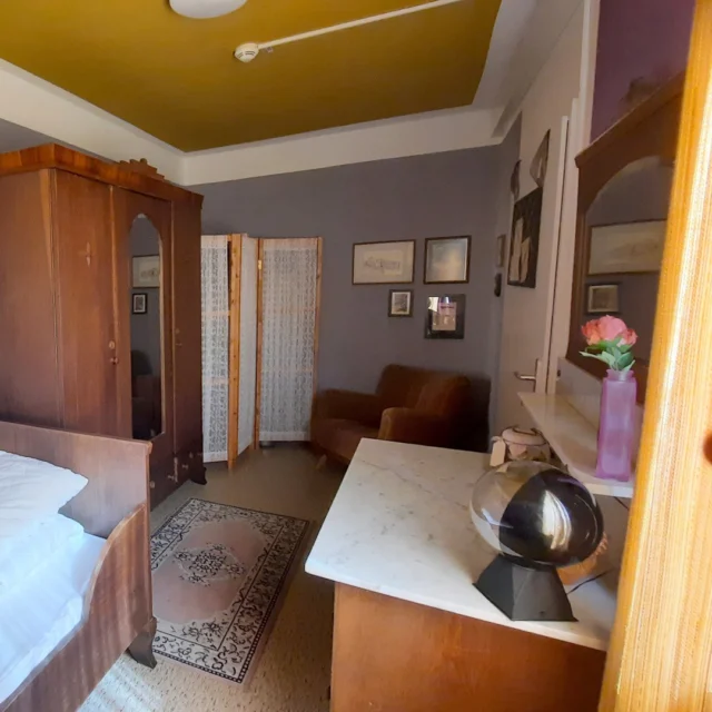 💜🌟 Das Nachtschattenzimmer – ein Ort zum Träumen & Ankommen

Ein Blick in das fertige Nachtschattenzimmer – und sofort spürt man die besondere Stimmung dieses Raumes. ✨
Die violetten Wände und die goldgelbe Decke umhüllen alles in warmem, weichem Licht. Die sorgfältig ausgewählten Vintage-Möbel aus den 1920er Jahren erzählen von Stil und Beständigkeit. 🌿

Der feine Paravent mit seinem zarten Stoff, der kleine Sessel davor – beides liebevoll von Dorit gestaltet – machen den Raum vollkommen. 💛
Hier trifft Handwerk auf Herz, Eleganz auf Geborgenheit.

Im Maison Fasson ist jedes Zimmer ein Erlebnis für sich – und das Nachtschattenzimmer ist eines dieser besonderen Refugien, die zum Verweilen, Lesen, Reden oder einfach zum Sein einladen. 🏡💜

#MaisonFasson #Nachtschattenzimmer #MaisonFassonMomente #FerienhausNordpfalz #NordpfalzErleben #VintageCharme #RenovierungMitLiebe #UrlaubMitHerz #FarbenMitGeschichte #HandwerkUndHerz #Wohnträume #gruppenhaus #ferienwohnung #donnersberg #ruppertsecken #donnersbergkreis #vacation #travel #pfalz #wandern #vintage #nordpfalz #ferienwohnung #fewo #pfälzerhöhenweg #selbstversorgerhaus #donnersbergtouristikverband #donnersbergtouristik #donnersberger_land