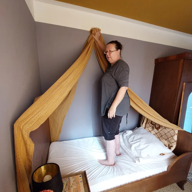 ✨💜 Ein Hauch von Eleganz – der Betthimmel im Nachtschattenzimmer

Mit sicherem Blick und viel Gefühl für Proportionen hält Dorit den Vorhangstoff in den Händen, prüft, wo der Betthimmel angebracht werden soll. 🌿
Solche Momente zeigen, wie im Maison Fasson jedes Detail mit Herz und Hand entsteht – nichts ist zufällig, alles durchdacht. 💛

Auf dem zweiten Bild ist er vollendet: der montierte Betthimmel, sanft fallender Stoff in goldgelben Tönen, der das Bett zu einem gemütlichen Rückzugsort macht. 🛏️✨
Er erinnert an vergangene Zeiten, an Träume, an Geschichten aus einer anderen Welt – und fügt sich harmonisch in die elegante Stimmung des Zimmers.

Ein Platz zum Entspannen, Lesen, Reden – oder einfach zum Träumen.
Im Maison Fasson entstehen so Räume, die mehr sind als Zimmer: kleine Welten zum Wohlfühlen. 🏡💜

#MaisonFasson #Nachtschattenzimmer #VintageCharme #MaisonFassonMomente #FerienhausNordpfalz #NordpfalzErleben #UrlaubMitHerz #RenovierungMitLiebe #FarbenMitGeschichte #Betthimmel #HandwerkUndHerz #gruppenhaus #ferienwohnung #donnersberg #ruppertsecken #donnersbergkreis #vacation #travel #pfalz #wandern #vintage #nordpfalz #ferienwohnung #fewo #pfälzerhöhenweg #selbstversorgerhaus #donnersbergtouristikverband #donnersbergtouristik #donnersberger_land