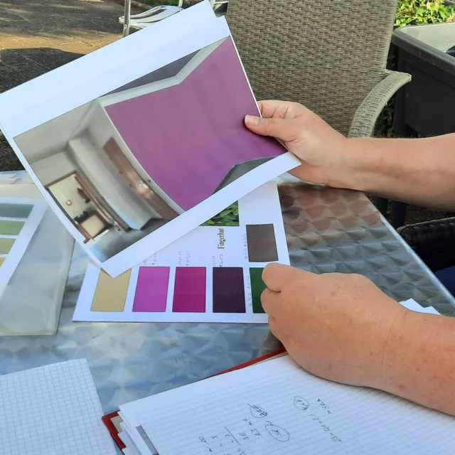 🎨💜 Farbe bekennen – der Charakter des Fingerhutzimmers entsteht

Mit einem Stapel Farbkarten und einem geübten Blick für Atmosphäre steht Dorit im zukünftigen Fingerhutzimmer. 🌸
Sie überlegt, probiert, hält Farben ins Licht – bis sie den perfekten Ton gefunden hat: ein tiefes, warmes Brombeer, inspiriert von den Blüten der Fingerhutpflanze. ✨

Auf dem zweiten Bild liegt die Farbwalze bereit – die erste Bahn Farbe auf der Wand markiert den Moment, in dem das Zimmer beginnt, seine Seele zu zeigen.
Hier im Maison Fasson entsteht alles mit Gefühl, Handwerk und Herz. 💛

Der Brombeerton verleiht dem Raum eine sanfte Eleganz – ein Ort zum Entspannen, Reden, Lachen und Träumen. 🏡🌿
Ein Zimmer, das schon jetzt verspricht, zu einem der romantischsten im Haus zu werden. 💜

#MaisonFasson #Fingerhutzimmer #RenovierungMitLiebe #MaisonFassonMomente #VintageCharme #FerienhausNordpfalz #NordpfalzErleben #FarbenMitGefühl #UrlaubMitHerz #HandwerkUndHerz #RomantikPur #gruppenhaus #ferienwohnung #donnersberg #ruppertsecken #donnersbergkreis #vacation #travel #pfalz #wandern #vintage #nordpfalz #ferienwohnung #fewo #pfälzerhöhenweg #selbstversorgerhaus #donnersbergtouristikverband #donnersbergtouristik #donnersberger_land