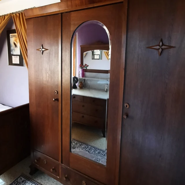 💜🌟 Das Nachtschattenzimmer – Eleganz, Geschichte & ein Hauch von Träumerei

Nun zeigt sich das Nachtschattenzimmer in seiner ganzen Schönheit. ✨
Im Spiegel des alten Schranks spiegelt sich das Zimmer selbst – ein Spiel aus Violett und Gold, aus Licht und Schatten, aus Vergangenheit und Gegenwart. 🌿

Das Bett mit dem goldgelben Betthimmel strahlt Wärme und Geborgenheit aus, während der antike Waschtisch mit Marmorplatte und großem Spiegel feinen Glanz und klassischen Charme in den Raum bringt. 🪞💛

Hier spürt man die Liebe zum Detail, die Dorit in jedes Möbelstück und jede Farbe gelegt hat.
Ein Zimmer zum Träumen, Lesen, Abschalten – und um die Zeit mit Freunden oder Familie bewusst zu genießen.

Im Maison Fasson finden solche Räume ihren Platz – mit Seele, Geschichte und der Einladung, einfach anzukommen. 🏡💜

#MaisonFasson #Nachtschattenzimmer #MaisonFassonMomente #FerienhausNordpfalz #NordpfalzErleben #VintageCharme #RenovierungMitLiebe #UrlaubMitHerz #FarbenMitGeschichte #Luftschiffe #Zeppelinträume #gruppenhaus #ferienwohnung #donnersberg #ruppertsecken #donnersbergkreis #vacation #travel #pfalz #wandern #vintage #nordpfalz #ferienwohnung #fewo #pfälzerhöhenweg #selbstversorgerhaus #donnersbergtouristikverband #donnersbergtouristik #donnersberger_land
