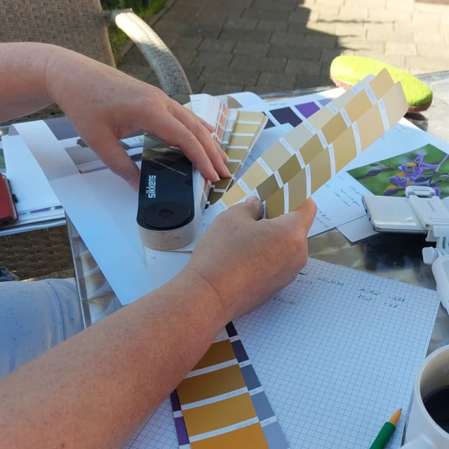 💜✨ Der Anfang einer Idee – Dorit gestaltet das Nachtschattenzimmer

Mit Pinsel, Farbtafeln und viel Gefühl entsteht hier ein ganz besonderer Raum im Maison Fasson: das Nachtschattenzimmer. 🎨🌿
Die Farben sind inspiriert von der Pflanze, die ihm seinen Namen gibt – tiefe Violetttöne und goldgelbes Licht, elegant und warm zugleich.

Auf den Bildern sieht man Dorit, wie sie konzentriert die richtigen Nuancen auswählt und schließlich die Decke in leuchtendem Goldgelb streicht. ✨
Jeder Pinselstrich erzählt von ihrer Leidenschaft, aus Räumen Geschichten zu machen.

Das Thema des Zimmers: die Faszination der Zeppeline und Luftschiffe – Sinnbilder für Aufbruch, Träume und das Schweben zwischen Himmel und Erde. ✈️💭

So entsteht im Maison Fasson ein Ort, an dem Vergangenheit und Fantasie miteinander verschmelzen – perfekt, um Zeit mit Freunden oder Familie zu verbringen und den eigenen Gedanken freien Lauf zu lassen. 🏡💛

#MaisonFasson #Nachtschattenzimmer #RenovierungMitLiebe #MaisonFassonMomente #VintageCharme #FerienhausNordpfalz #NordpfalzErleben #UrlaubMitHerz #FarbenMitGeschichte #Luftschiffe #Zeppelinträume #gruppenhaus #ferienwohnung #donnersberg #ruppertsecken #donnersbergkreis #vacation #travel #pfalz #wandern #vintage #nordpfalz #ferienwohnung #fewo #pfälzerhöhenweg #selbstversorgerhaus #donnersbergtouristikverband #donnersbergtouristik #donnersberger_land