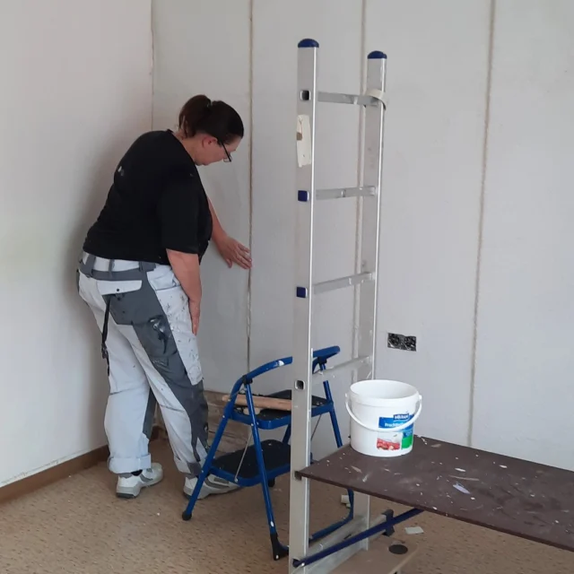 🌸✨ Der Anfang vom Fingerhutzimmer – Handwerk mit Herz

Mit Pinsel, Kleister und einem Lächeln auf den Lippen steht Dorit im zukünftigen Fingerhutzimmer. 🎨💛
Sorgfältig bringt sie die Rauhfaser an die Wände – der erste Schritt, aus einem leeren Raum etwas ganz Besonderes zu schaffen.

Hier beginnt das, was das Maison Fasson ausmacht: Handarbeit, Geduld und Liebe zum Detail.
Schicht für Schicht entsteht ein Zimmer voller Romantik und Charakter, inspiriert von der zarten Schönheit der Fingerhutpflanze. 🌿🌸

Heute ist das Maison Fasson längst fertig und kann gebucht werden – doch bei jedem Aufenthalt spürt man noch die Freude, mit der Dorit und Thomas hier gearbeitet haben. 🏡✨
Ein Ort für Familien, Freunde und alle, die das Besondere suchen – warm, authentisch und voller Geschichte. 💛

#MaisonFasson #Fingerhutzimmer #RenovierungMitLiebe #MaisonFassonMomente #FerienhausNordpfalz #NordpfalzErleben #VintageCharme #UrlaubMitHerz #RomantikPur #HandwerkUndHerz #gruppenhaus #ferienwohnung #donnersberg #ruppertsecken #donnersbergkreis #vacation #travel #pfalz #wandern #vintage #nordpfalz #ferienwohnung #fewo #pfälzerhöhenweg #selbstversorgerhaus #donnersbergtouristikverband #donnersbergtouristik #donnersberger_land