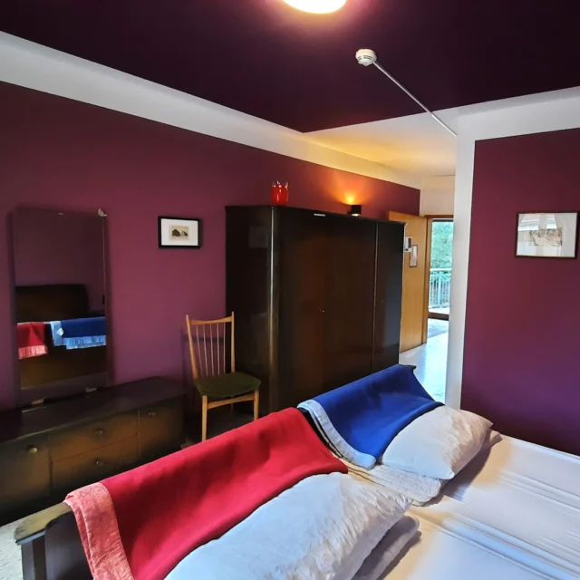 🌸💜 Das Fingerhutzimmer – ein Hauch von Romantik & Geschichte

Nun zeigt sich das Fingerhutzimmer in seiner ganzen Schönheit. ✨
Wände und Decke leuchten in sanften Beerentönen, die an die Blüten des Fingerhuts erinnern – warm, tief und beruhigend zugleich. 🌿

Die sorgfältig ausgewählten Vintage-Möbel verleihen dem Raum seine Seele:
das Bett, der elegante Schrank und als besonderes Highlight der Schminktisch, der im sanften Licht schimmert und Geschichten aus längst vergangenen Zeiten zu erzählen scheint. 🪞💛

Hier verbindet sich Handwerkskunst mit Herzblut, und aus einem einfachen Raum wird ein Ort zum Ankommen – perfekt für romantische Tage, ruhige Stunden oder gemeinsame Zeit mit Freunden und Familie. 🏡🌸

Das Maison Fasson ist fertig renoviert und kann gebucht werden – jedes Zimmer ein Unikat, jedes Detail ein Stück Geschichte.

#MaisonFasson #Fingerhutzimmer #VintageCharme #MaisonFassonMomente #FerienhausNordpfalz #NordpfalzErleben #UrlaubMitHerz #RenovierungMitLiebe #RomantikPur #FarbenMitGefühl #HandwerkUndHerz #gruppenhaus #ferienwohnung #donnersberg #ruppertsecken #donnersbergkreis #vacation #travel #pfalz #wandern #vintage #nordpfalz #ferienwohnung #fewo #pfälzerhöhenweg #selbstversorgerhaus #donnersbergtouristikverband #donnersbergtouristik #donnersberger_land