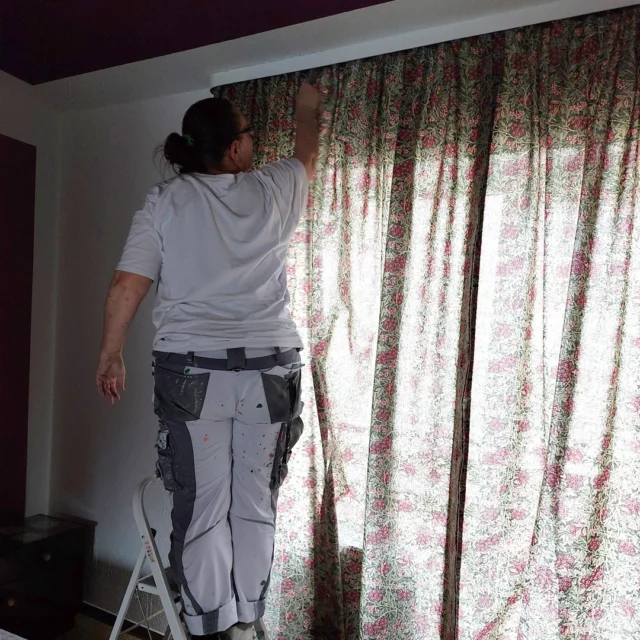 🪡💜 Mit Liebe genäht – die Vorhänge des Fingerhutzimmers

Mit sicherer Hand hängt Dorit den neuen Vorhang auf – aus einem Stoff, den sie selbst ausgewählt und genäht hat. 🌸✨
Das zarte Muster und die warmen Beerentöne greifen das Farbkonzept des Fingerhutzimmers auf und machen den Raum rundum harmonisch.

Auf dem zweiten Bild sieht man die Stoffauswahl, die Thomas und Dorit gemeinsam für das Maison Fasson ausgesucht haben – jedes Zimmer hat seine eigenen Farben, Stoffe und ein individuelles Thema. 🌿
So entsteht ein Haus voller Charakter: romantisch, handgemacht und einzigartig.

Im Maison Fasson steckt in jedem Detail ein Stück Herzblut – und genau das spürt man, wenn man ankommt, sich umsieht und denkt: Hier wurde mit Liebe gearbeitet. 🏡💛

#MaisonFasson #Fingerhutzimmer #MaisonFassonMomente #RenovierungMitLiebe #FerienhausNordpfalz #NordpfalzErleben #VintageCharme #UrlaubMitHerz #HandwerkUndHerz #RomantikPur #FarbenMitGeschichte #gruppenhaus #ferienwohnung #donnersberg #ruppertsecken #donnersbergkreis #vacation #travel #pfalz #wandern #vintage #nordpfalz #ferienwohnung #fewo #pfälzerhöhenweg #selbstversorgerhaus #donnersbergtouristikverband #donnersbergtouristik #donnersberger_land