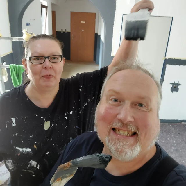 🎨🥂 Mit Farbe, Freude & ganz viel Herz – so geht’s ins neue Jahr!

Thomas und Dorit beim Streichen – und natürlich mit jeder Menge Spaß dabei! 💛
Zwischen Pinseln, Farbeimern und einem kleinen Augenzwinkern zeigt sich, was das Maison Fasson wirklich ausmacht:
Lachen, Teamgeist und ganz viel Liebe zum Detail. 🎨✨

So wie hier Farbe an die Wände kam, ist im letzten Jahr auch das ganze Haus mit Leben gefüllt worden – mit Gästen, Geschichten und unzähligen schönen Momenten. 🏡💫

Und jetzt?
Ein letztes Lachen, ein kleiner Farbspritzer, ein Gläschen Wein vielleicht – und der Blick nach vorn:
auf neue Begegnungen, neue Ideen und viele weitere wundervolle Tage im Maison Fasson. 🍷🎆

Frohes neues Jahr aus Ruppertsecken – und auf viele bunte Momente 2026! 💛🌿

#MaisonFasson #Silvester2024 #Jahresrückblick #MaisonFassonMomente #FerienhausNordpfalz #NordpfalzErleben #UrlaubMitHerz #HandwerkUndHerz #MitLiebeGemacht #GutenRutsch #NeuesJahrNeueGeschichten #gruppenhaus #ferienwohnung #donnersberg #ruppertsecken #donnersbergkreis #vacation #travel #pfalz #wandern #vintage #nordpfalz #ferienwohnung #fewo #pfälzerhöhenweg #selbstversorgerhaus #donnersbergtouristikverband #donnersbergtouristik #donnersberger_land