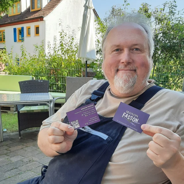 ☀️🥂 Ein neues Jahr voller Begegnungen – Willkommen 2026 im Maison Fasson!

Thomas sitzt im Hof, die Sonne strahlt – und mit einem Lächeln hält er die Visitenkarten des Maison Fasson in die Kamera. 🏡💛
Ein Symbol für alles, was das neue Jahr bringen soll: Herzlichkeit, Begegnungen und viele schöne Momente mit Familie, Freunden und Gästen. 🌿✨

2025 war voller Geschichten, Lachen, Arbeit und wunderbarer Erinnerungen.
Jetzt heißt es: Neues Jahr, neue Erlebnisse – das Maison Fasson ist bereit! 💫

Ob für ein Wochenende mit Freunden, eine Familienauszeit oder einfach zum Abschalten – hier in Ruppertsecken wartet ein Ort, an dem man ankommt und sich zuhause fühlt.

Auf ein Jahr voller Licht, Lachen und unvergesslicher Tage im Maison Fasson! 🍷🌸

#MaisonFasson #Neujahr2026 #MaisonFassonMomente #FerienhausNordpfalz #NordpfalzErleben #UrlaubMitHerz #NeuesJahrNeueGeschichten #Willkommen2026 #HausMitSeele #FreudeUndFreunde #gruppenhaus #ferienwohnung #donnersberg #ruppertsecken #donnersbergkreis #vacation #travel #pfalz #wandern #vintage #nordpfalz #ferienwohnung #fewo #pfälzerhöhenweg #selbstversorgerhaus #donnersbergtouristikverband #donnersbergtouristik #donnersberger_land