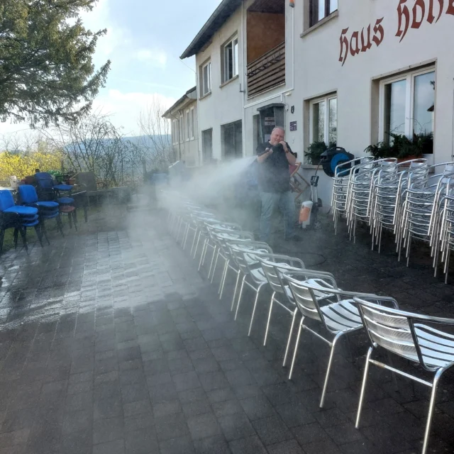 💦🌿 Frühjahrsputz im Maison Fasson – alles wird wieder lebendig

Wenn die Sonne im Frühling wärmer wird, heißt es im Maison Fasson: Ärmel hochkrempeln! ☀️💪
Hier sieht man Thomas, wie er mit dem Hochdruckreiniger die Stühle im Hof wieder zum Strahlen bringt – der erste Schritt in eine neue Saison voller Gäste, Lachen und Leben. 🏡💛

Der Duft von nasser Erde liegt in der Luft, die Sonne blitzt durch die Äste, und überall im Haus wird gewerkelt, geputzt und vorbereitet.
Bald wird hier wieder gefrühstückt, geplaudert und gefeiert – genau so, wie es sein soll. 🌸✨

Im Maison Fasson beginnt der Frühling nicht nur draußen, sondern auch im Herzen. 💚

#MaisonFasson #Frühlingserwachen #MaisonFassonMomente #FerienhausNordpfalz #NordpfalzErleben #UrlaubMitHerz #HausMitSeele #HandwerkUndHerz #Frühjahrsputz #Neuanfang #Jahresrückblick #gruppenhaus #ferienwohnung #donnersberg #ruppertsecken #donnersbergkreis #vacation #travel #pfalz #wandern #vintage #nordpfalz #ferienwohnung #fewo #pfälzerhöhenweg #selbstversorgerhaus #donnersbergtouristikverband #donnersbergtouristik #donnersberger_land
