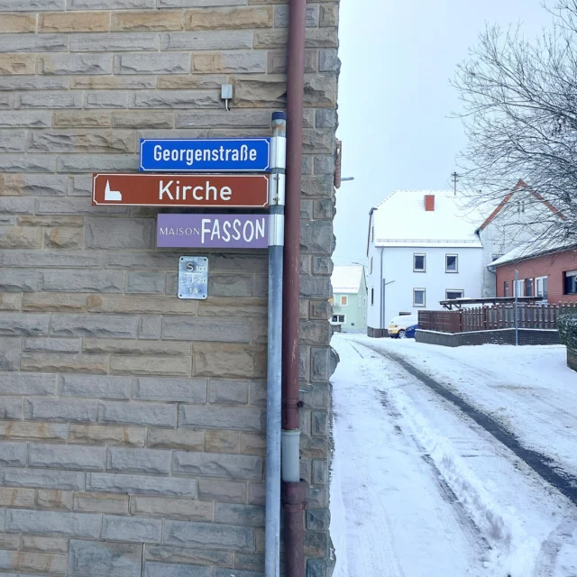 ❄️🏡 Willkommen im Winterwunderland – das Maison Fasson im Schnee

Frisch gefallener Schnee bedeckt die Dächer von Ruppertsecken, die Luft ist klar, und die Welt scheint für einen Moment stillzustehen. 🌨️✨
An der Ecke der Georgenstraße zeigt der Wegweiser zum Maison Fasson den Weg – mitten hinein in dieses kleine Paradies im Winterkleid. 💛

Hier, wo sonst Vogelgezwitscher und Sommerwind die Tage begleiten, knirscht nun der Schnee unter den Schritten.
Wer ankommt, spürt sofort: Es ist diese besondere Zeit – ruhig, hell, magisch.

Im Maison Fasson knistert das Kaminfeuer, draußen glitzert der Schnee – und drinnen warten Freunde, Familie und gemütliche Stunden. ☕❄️
Ein Start ins neue Jahr, wie er schöner nicht sein könnte.

#MaisonFasson #Winterzauber #NordpfalzErleben #MaisonFassonMomente #FerienhausNordpfalz #Ruppertsecken #UrlaubMitHerz #Winterliebe #AnkommenUndWohlfühlen #HausMitSeele #JanuarGlück #gruppenhaus #ferienwohnung #donnersberg #ruppertsecken #donnersbergkreis #vacation #travel #pfalz #wandern #vintage #nordpfalz #ferienwohnung #fewo #pfälzerhöhenweg #selbstversorgerhaus #donnersbergtouristikverband #donnersbergtouristik #donnersberger_land