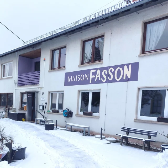 🏡❄️ Willkommen im Winterparadies – das Maison Fasson zeigt sich von seiner stillsten Seite

Der Schnee liegt frisch und weiß im Hof, die Welt ist leise geworden. 🌨️✨
Nur der geräumte Weg zum Eingang zeigt: Hier werden Gäste erwartet – herzlich, warm und mit einem Lächeln. 💛

Das Maison Fasson im Winter ist ein Ort zum Ankommen und Aufatmen.
Draußen glitzert der Schnee, drinnen knistert das Kaminfeuer, der Duft von Tee oder frisch gebackenem Kuchen liegt in der Luft. ☕🍰

Ob nach einer Wanderung, einer Schlittenfahrt oder einfach für eine kleine Winterpause – hier findet man das, wonach man sich sehnt: Ruhe, Wärme und gemeinsames Glück. 🕯️🤍

#MaisonFasson #Winterzauber #NordpfalzErleben #MaisonFassonMomente #FerienhausNordpfalz #Ruppertsecken #UrlaubMitHerz #HausImSchnee #AnkommenUndWohlfühlen #Winterliebe #HausMitSeele #gruppenhaus #ferienwohnung #donnersberg #ruppertsecken #donnersbergkreis #vacation #travel #pfalz #wandern #vintage #nordpfalz #ferienwohnung #fewo #pfälzerhöhenweg #selbstversorgerhaus #donnersbergtouristikverband #donnersbergtouristik #donnersberger_land