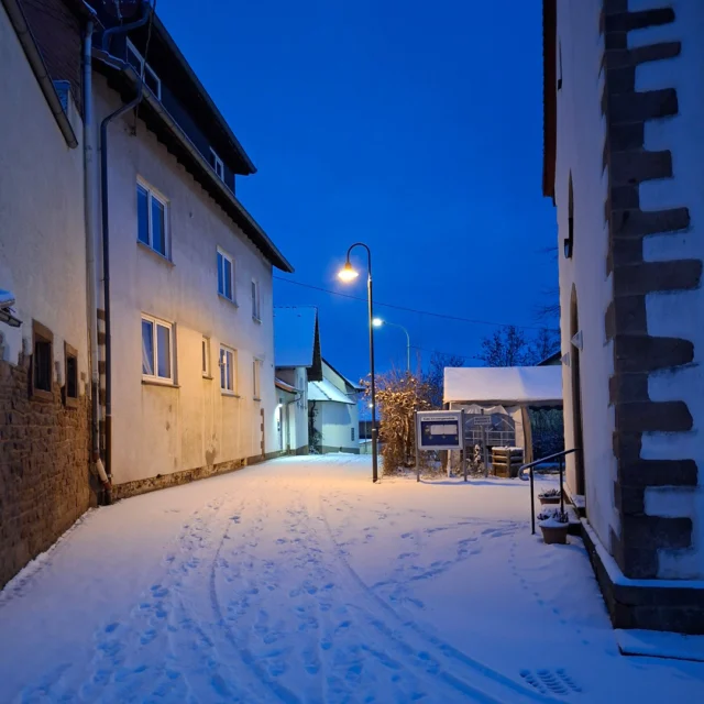 💙❄️ Die Blaue Stunde – Wintermorgen rund ums Maison Fasson

Ganz früh am Morgen, wenn die Welt noch still ist und der Schnee unberührt liegt, zeigt sich Ruppertsecken von seiner magischsten Seite. 🌨️✨
Die Straßenlaternen leuchten golden, der Himmel trägt ein tiefes Blau, und jedes Haus scheint in sanftes Licht getaucht.

Hier liegt das Maison Fasson – Gruppenhaus und Ferienwohnungen, umgeben von Ruhe, Natur und dieser unverwechselbaren Winterromantik. 🏡💛
Man hört nur das Knirschen des Schnees, das ferne Läuten der kleinen Kirche – und vielleicht schon das Knistern des Kamins im Haus. 🔥

Ein Ort, an dem man das neue Jahr langsam beginnen kann – mit Familie, Freunden, einem heißen Tee und einem Lächeln. ☕💫

#MaisonFasson #Winterzauber #BlaueStunde #NordpfalzErleben #MaisonFassonMomente #FerienhausNordpfalz #Ruppertsecken #UrlaubMitHerz #Wintermorgen #HausMitSeele #StilleMomente #gruppenhaus #ferienwohnung #donnersberg #ruppertsecken #donnersbergkreis #vacation #travel #pfalz #wandern #vintage #nordpfalz #ferienwohnung #fewo #pfälzerhöhenweg #selbstversorgerhaus #donnersbergtouristikverband #donnersbergtouristik #donnersberger_land