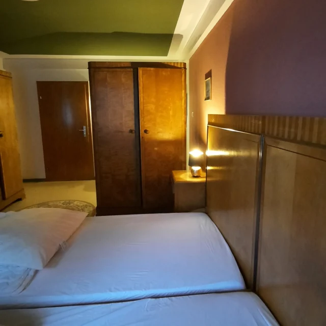 🌿💛 Das Seidelbastzimmer – Vintage trifft auf feine Eleganz

Jetzt zeigt sich das Seidelbastzimmer in seiner ganzen Schönheit.
Die sorgfältig ausgewählten Möbel aus den 1920er Jahren füllen den Raum mit Geschichte und Charakter. Jedes Stück trägt Spuren vergangener Zeiten – sanft poliert, liebevoll restauriert und mit Respekt vor seiner Herkunft. ✨

Die warmen Beerentöne der Wände und das weiche Grün der Decke schaffen eine Atmosphäre von Ruhe und Romantik. Zusammen mit den zarten Stoffen, die Dorit selbst genäht hat, entsteht ein Ort, der Geborgenheit ausstrahlt. 🌸

Hier kann man ankommen, abschalten, sich Zeit nehmen – für Gespräche, ein gutes Buch oder einfach das Leben. 🏡💛

Das Maison Fasson ist fertig renoviert und bereit, Gäste zu empfangen. Ein Ort für Familien und Freunde, die inmitten der Nordpfalz einen Hauch von Nostalgie und ganz viel Wärme suchen. 🌿

#MaisonFasson #Seidelbastzimmer #MaisonFassonMomente #FerienhausNordpfalz #NordpfalzErleben #UrlaubMitHerz #VintageCharme #RenovierungMitLiebe #HausMitSeele #RomantikPur #HandwerkUndHerz #gruppenhaus #ferienwohnung #donnersberg #ruppertsecken #donnersbergkreis #vacation #travel #pfalz #wandern #vintage #nordpfalz #ferienwohnung #fewo #pfälzerhöhenweg #selbstversorgerhaus #donnersbergtouristikverband #donnersbergtouristik #donnersberger_land