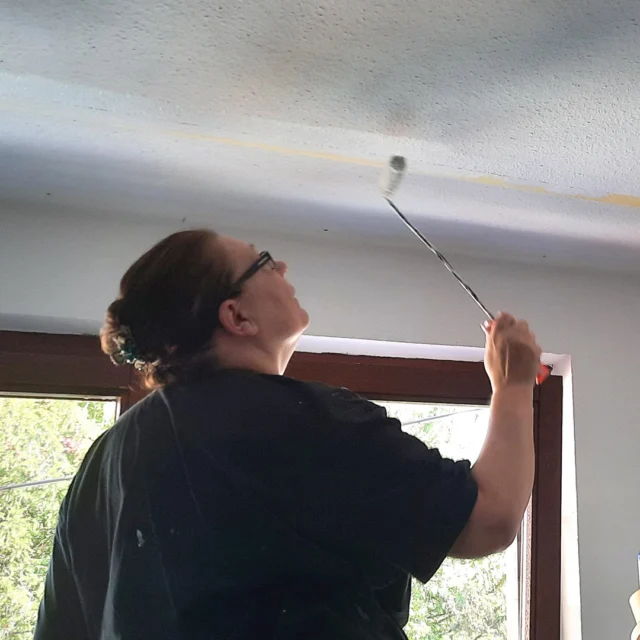 🤍✨ Frische Farbe & neue Ideen – das Seidelbastzimmer nimmt Gestalt an

Ein Eimer mit weißer Farbe, eine kleine Farbwalze – mehr braucht es manchmal nicht, um den Zauber eines Raumes zu beginnen. 🎨💛
Seht zu wie Dorit konzentriert die Decke des Seidelbastzimmers streicht.

Mit jedem Pinselstrich entsteht etwas Neues: Licht, Klarheit, Vorfreude.
Bald werden hier Vintage-Möbel aus den 1920er Jahren, handgenähte Vorhänge und liebevoll gestaltete Details einziehen. 🌿

So entstehen im Maison Fasson Räume, die Geschichten erzählen – vom Arbeiten, Träumen und vom Glück, Dinge mit den eigenen Händen zu schaffen. 🏡✨

Das Haus ist längst fertig renoviert und kann gebucht werden – für alle, die genau diese Atmosphäre erleben möchten: echte Handwerkskunst, Ruhe und Geborgenheit. 💛

#MaisonFasson #Seidelbastzimmer #MaisonFassonMomente #RenovierungMitLiebe #FerienhausNordpfalz #NordpfalzErleben #UrlaubMitHerz #VintageCharme #HausMitSeele #HandwerkUndHerz #gruppenhaus #ferienwohnung #donnersberg #ruppertsecken #donnersbergkreis #vacation #travel #pfalz #wandern #vintage #nordpfalz #ferienwohnung #fewo #pfälzerhöhenweg #selbstversorgerhaus #donnersbergtouristikverband #donnersbergtouristik #donnersberger_land