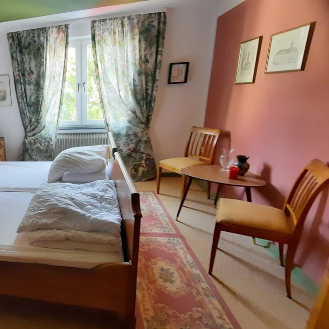 🌞🌿 Tageslicht & Zeitgeschichte – das Seidelbastzimmer erstrahlt

Im sanften Tageslicht entfaltet das Seidelbastzimmer seinen ganzen Charme. ☀️✨
Das Bett aus den 1920er Jahren erzählt von Handwerkskunst vergangener Zeiten, während der Nierentisch aus den 1950ern einen Hauch verspielter Eleganz hinzufügt – zwei Epochen, die sich hier wunderbar begegnen.

Durch das Fenster fällt Licht auf die selbstgenähten Vorhänge, deren Muster und Farben die Stimmung des Zimmers aufnehmen. 🌸💚
Alles wirkt harmonisch, warm und einladend – wie ein Raum, der Geschichten sammelt und Ruhe schenkt.

Im Maison Fasson entstehen so Orte, die mehr sind als Zimmer – sie sind kleine Rückzugsorte für Familien, Freunde und all jene, die das Besondere suchen. 🏡💛

#MaisonFasson #Seidelbastzimmer #MaisonFassonMomente #FerienhausNordpfalz #NordpfalzErleben #UrlaubMitHerz #VintageCharme #Tageslichtzauber #RenovierungMitLiebe #HausMitSeele #HandwerkUndHerz #gruppenhaus #ferienwohnung #donnersberg #ruppertsecken #donnersbergkreis #vacation #travel #pfalz #wandern #vintage #nordpfalz #ferienwohnung #fewo #pfälzerhöhenweg #selbstversorgerhaus #donnersbergtouristikverband #donnersbergtouristik #donnersberger_land