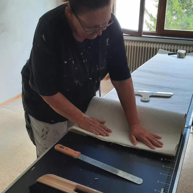 🎨🌸 Ein neuer Anfang – das Seidelbastzimmer erwacht zum Leben

Schritt für Schritt seht Ihr wie hier ein weiteres Schmuckstück im Maison Fasson: das Seidelbastzimmer entstanden ist. 🏡✨
Zuerst werden die Wände frisch verputzt, dann folgt das Tapezieren – Bahn für Bahn, mit ruhiger Hand und viel Liebe zum Detail.

Es ist dieser Moment, in dem aus einer Baustelle wieder ein Raum wird – einer, der bald Geschichte und Seele bekommt. 🌿
Schon jetzt kann man erahnen, wie hier Farben, Stoffe und Licht zusammen ein Gefühl von Ruhe und Geborgenheit schaffen werden.

Im Maison Fasson wird jedes Zimmer mit Herz gestaltet – und heute ist es der Seidelbast, der zum Blühen gebracht wird. 🌸💛

Das Haus ist längst fertig renoviert und kann gebucht werden – für Familien, Freunde oder kleine Gruppen, die ein paar Tage Entspannung, Inspiration und Zusammenhalt suchen. ✨

#MaisonFasson #Seidelbastzimmer #RenovierungMitLiebe #MaisonFassonMomente #FerienhausNordpfalz #NordpfalzErleben #VintageCharme #UrlaubMitHerz #HandwerkUndHerz #HausMitSeele #gruppenhaus #ferienwohnung #donnersberg #ruppertsecken #donnersbergkreis #vacation #travel #pfalz #wandern #vintage #nordpfalz #ferienwohnung #fewo #pfälzerhöhenweg #selbstversorgerhaus #donnersbergtouristikverband #donnersbergtouristik #donnersberger_land