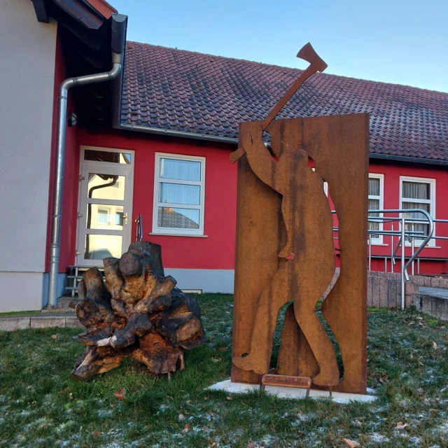 🌳🪓 Heimat mit Geschichte – der Steckklopper von Ruppertsecken

Vor dem Bürgerhaus in Ruppertsecken, dort, wo das Maison Fasson zuhause ist, steht ein besonderes Kunstwerk:
eine Figur mit einem Steckklopper, geschaffen vom Heimatverein – ein Stück Dorfgeschichte in Metall und Holz. ✨

„Steckklopper“ – so nannte man einst die Menschen, die Baumwurzeln ausgruben, um daraus Brennholz zu gewinnen.
Ein Name, der geblieben ist – und heute mit einem Augenzwinkern an den Fleiß, die Bodenständigkeit und den Humor der Ruppertsecker erinnert. 🌿

Dieses Kunstwerk steht für das, was auch das Maison Fasson ausmacht:
Liebe zur Region, Handarbeit, Gemeinschaft – und der Mut, aus Altem Neues zu schaffen. 🏡💛

Wer hierher kommt, spürt es sofort:
Ruppertsecken ist kein Ort, den man nur besucht – es ist ein Ort, den man erlebt.

#MaisonFasson #Ruppertsecken #MaisonFassonMomente #NordpfalzErleben #FerienhausNordpfalz #UrlaubMitHerz #Heimatliebe #KunstUndGeschichte #HausMitSeele #Gemeinschaft #Seidelbastzimmer #gruppenhaus #ferienwohnung #donnersberg #ruppertsecken #donnersbergkreis #vacation #travel #pfalz #wandern #vintage #nordpfalz #ferienwohnung #fewo #pfälzerhöhenweg #selbstversorgerhaus #donnersbergtouristikverband #donnersbergtouristik #donnersberger_land