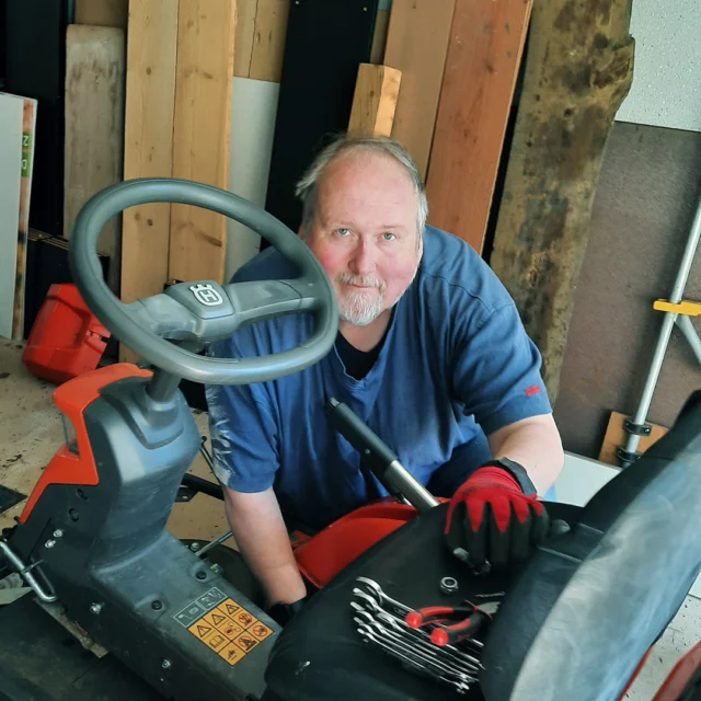 🚜🌿 Alleskönner im Einsatz – Thomas & sein treuer Rasenmäher

Ob Frühling, Sommer, Herbst oder Winter – Thomas und sein Aufsitzrasenmäher sind das unschlagbare Duo im Maison Fasson. 💪😄

Im Frühjahr wird umgerüstet: Das Schneeschild kommt ab, das Mähwerk dran.
Im Sommer summt der Mäher über die Wiesen und hält die Gärten rund ums Haus in Schuss. 🌿☀️
Und wenn der Herbst kommt, heißt es wieder: Werkzeug tauschen! Dann steht Thomas bereit für den Winterdienst mit Schneeschild. ❄️🚜

So viel Engagement steckt in jedem Winkel des Maison Fasson – vom gepflegten Garten bis zur frisch geschobenen Einfahrt.
Und das Beste: Hinter all dem steckt immer ein Lächeln, ein bisschen Humor und ganz viel Herz. 💛

Hier wird gearbeitet, gelacht, getüftelt – und am Ende entsteht ein Ort, an dem sich Gäste einfach wohlfühlen. 🏡✨

www.maison-fasson.de

#MaisonFasson #TeamMaisonFasson #MaisonFassonMomente #FerienhausNordpfalz #NordpfalzErleben #UrlaubMitHerz #HausMitSeele #HandwerkUndHumor #VintageCharme #Alleskönner #Ruppertsecken #gruppenhaus #ferienwohnung #donnersberg #ruppertsecken #donnersbergkreis #vacation #travel #pfalz #wandern #vintage #nordpfalz #ferienwohnung #fewo #pfälzerhöhenweg #selbstversorgerhaus #donnersbergtouristikverband #donnersbergtouristik #donnersberger_land #husquvarna