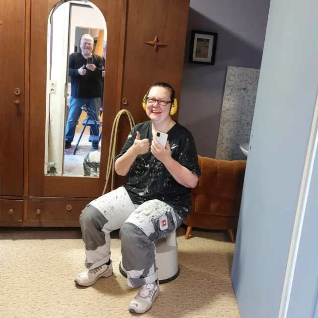 🎨💛 Dorit – Ideen hinter dem Maison Fasson

Ob auf der Leiter, mit Pinsel in der Hand oder mitten in einem frisch eingerichteten Zimmer – Dorit ist überall dort zu finden, wo Farbe, Form und Gefühl zusammenkommen. ✨

Sie ist Malermeisterin, Herzblut-Handwerkerin und die kreative Kraft hinter dem, was das Maison Fasson heute ausmacht: Räume voller Wärme, Stil und Seele. 🌿
Während andere noch Pläne zeichnen, hat Dorit längst Ideen im Kopf – und die erstaunliche Gabe, sie mit Farbe und Leben zu füllen.

Auf den Bildern sieht man sie beim Streichen, Gestalten, Dekorieren – und schließlich, wie sie lächelnd in einem fertigen Zimmer sitzt, das ihre Handschrift trägt. Habt ihr Thomas im Spiegel entdeckt? 🪞📸

Gemeinsam haben die beiden aus alten Mauern ein Zuhause für Gäste geschaffen – mit Herz, Humor und einer unerschütterlichen Portion Farbe an den Händen. 🏡🎨
Thomas und Dorit freuen sich, Euch im Gruppenhaus oder den Ferienwohnungen begrüßen zu dürfen 

www.maison-fasson.de

#MaisonFasson #TeamMaisonFasson #MaisonFassonMomente #FerienhausNordpfalz #NordpfalzErleben #UrlaubMitHerz #HandwerkUndLiebe #RenovierungMitHerz #HausMitSeele #PfalzGefühl #Malermeisterin #gruppenhaus #ferienwohnung #donnersberg #ruppertsecken #donnersbergkreis #vacation #travel #pfalz #wandern #vintage #nordpfalz #ferienwohnung #fewo #pfälzerhöhenweg #selbstversorgerhaus #donnersbergtouristikverband #donnersbergtouristik #donnersberger_land