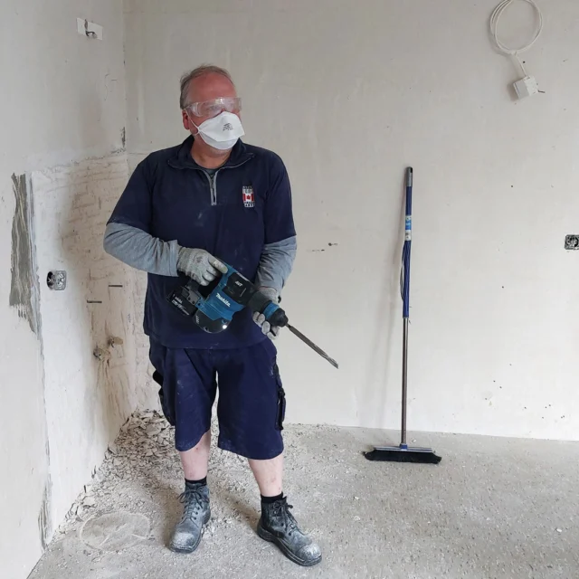 🔧😄 Werkzeug – Thomas ist in seinem Element

Manche sammeln Bücher, andere Wein – Thomas sammelt Werkzeuge. 😉🪚
Sein Lieblingsspielzeug? Der Bohrhammer, gefolgt vom Akkuschrauber – und natürlich darf auch der Exzenterschleifer nicht fehlen.

Auf diesen Bildern sieht man, wie im Maison Fasson gearbeitet – oder besser gesagt: gelebt wird.
Mit Spaß, Muskelkraft und dieser Begeisterung, die ansteckend ist. 💪✨

Ob beim Putz abschlagen, Türen abschleifen oder einfach beim Tüfteln – Thomas steckt voller Ideen und Energie.
Er ist der, der jedes alte Stück Holz wieder schön macht, jeden Defekt repariert und jedes Problem mit einem Grinsen löst. 😄🌿

Und genau das spürt man, wenn man als Gast im Maison Fasson ankommt:
Hier wurde mit Liebe gebaut, mit Freude gestaltet – und mit Herz fertiggestellt. 🏡💛
www.maison-fasson.de

#MaisonFasson #TeamMaisonFasson #MaisonFassonMomente #FerienhausNordpfalz #NordpfalzErleben #UrlaubMitHerz #HandwerkUndHerz #Werkzeugliebe #VintageCharme #HausMitSeele #RenovierungMitFreude #gruppenhaus #ferienwohnung #donnersberg #ruppertsecken #donnersbergkreis #vacation #travel #pfalz #wandern #vintage #nordpfalz #ferienwohnung #fewo #pfälzerhöhenweg #selbstversorgerhaus #donnersbergtouristikverband #donnersbergtouristik #donnersberger_land