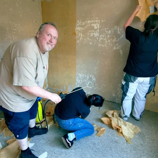 😄💦 Familienpower & Farbkleckse – so entstand das Maison Fasson

Wer sagt, Renovieren sei keine Teamarbeit, war noch nie beim Maison Fasson dabei! 🏡✨
Während Dorit konzentriert die alten Tapeten ablöst, steht Thomas mit dem Sprühgerät bereit – und wer ihn kennt, ahnt: Die Mädels müssen sich auf etwas gefasst machen. 😉💧

Auf dem Boden kniet ihre Tochter mit der Kamera – sie fängt genau diese echten, fröhlichen Momente ein.
So entstehen nicht nur neue Räume, sondern auch Erinnerungen, die bleiben. 💛

Denn das Maison Fasson ist viel mehr als ein Gruppenhaus oder Ferienwohnungen – es ist ein Ort, an dem Liebe, Familie und eine gute Portion Humor in jedem Winkel spürbar sind. 🌿✨

www.maison-fasson.de

#MaisonFasson #TeamMaisonFasson #MaisonFassonMomente #FerienhausNordpfalz #NordpfalzErleben #UrlaubMitHerz #HausMitSeele #RenovierungMitLiebe #Familienprojekt #LachenHilftImmer #VintageCharme #gruppenhaus #ferienwohnung #donnersberg #ruppertsecken #donnersbergkreis #vacation #travel #pfalz #wandern #vintage #nordpfalz #ferienwohnung #fewo #pfälzerhöhenweg #selbstversorgerhaus #donnersbergtouristikverband #donnersbergtouristik #donnersberger_land