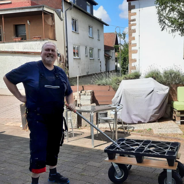 🔧🌿 Thomas – der Tüftler hinter dem Maison Fasson

Wo andere „Reste“ sehen, sieht Thomas Möglichkeiten. ✨
Aus alten Materialien entstehen hier im Maison Fasson neue, praktische Helfer – wie ein Rollwagen aus Lagerfundstücken oder eine Werkbank, gebaut aus einem alten, elektrisch verstellbaren Bett. ♻️💪

Das ist typisch für das, was das Maison Fasson so besonders macht:
Hier wird mit Ideenreichtum und Liebe zum Detail gearbeitet – nichts ist Zufall, alles hat seinen Platz und seine Geschichte.

Diese Haltung spürt man im ganzen Haus – im Vintage-Stil des Gruppenhauses, in den modernen Ferienwohnungen und in jedem Raum, den Dorit und Thomas mit Herz und Hand gestaltet haben. 🏡💛

Und wer einmal selbst im Maison Fasson zu Gast war, weiß:
Genau diese Mischung aus Kreativität, Handwerk und echter Leidenschaft macht den Zauber dieses Ortes aus. 🌿✨

www.maison-fasson.de

#MaisonFasson #TeamMaisonFasson #MaisonFassonMomente #FerienhausNordpfalz #NordpfalzErleben #UrlaubMitHerz #UpcyclingIdeen #HandwerkUndHerz #HausMitSeele #NachhaltigDenken #VintageCharme #gruppenhaus #ferienwohnung #donnersberg #ruppertsecken #donnersbergkreis #vacation #travel #pfalz #wandern #vintage #nordpfalz #ferienwohnung #fewo #pfälzerhöhenweg #selbstversorgerhaus #donnersbergtouristikverband #donnersbergtouristik #donnersberger_land