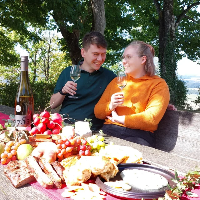 🌸🍄 Gesichter des Maison Fasson - ein Familie für das Maison Fasson

Ob beim Picknick in der Sonne, beim Spaziergang durch die Nordpfalz oder beim Pilzesammeln im Wald – diese beiden kennt ihr schon von vielen unserer Bilder. 🌿📸

Sie sind mehr als nur Models – sie sind Teil der Maison Fasson Familie - die Tochter von Thomas und Dorit und ihr Freund💛
Mit ihrer Freude, Natürlichkeit und Neugier fangen sie genau das ein, was diesen Ort so besonders macht: Zusammenhalt, Leichtigkeit und echte Momente.

Denn das Maison Fasson lebt von Menschen, die mit Herz dabei sind – von Dorit und Thomas, ihren Kindern und allen, die diesen Ort zu dem gemacht haben, was er heute ist:
Ein Haus voller Leben, Geschichten und ganz viel Gefühl. 🏡✨

Hier treffen Familie, Freunde und Gäste aufeinander – und manchmal verschwimmen die Grenzen dazwischen einfach, weil sich jeder willkommen fühlt. 🌸

www.maison-fasson.de

#MaisonFasson #MaisonFassonMomente #TeamMaisonFasson #FerienhausNordpfalz #NordpfalzErleben #UrlaubMitHerz #HausMitSeele #Familienprojekt #VintageCharme #GemeinsamStark #Ruppertsecken #gruppenhaus #ferienwohnung #donnersberg #ruppertsecken #donnersbergkreis #vacation #travel #pfalz #wandern #vintage #nordpfalz #ferienwohnung #fewo #pfälzerhöhenweg #selbstversorgerhaus #donnersbergtouristikverband #donnersbergtouristik #donnersberger_land
